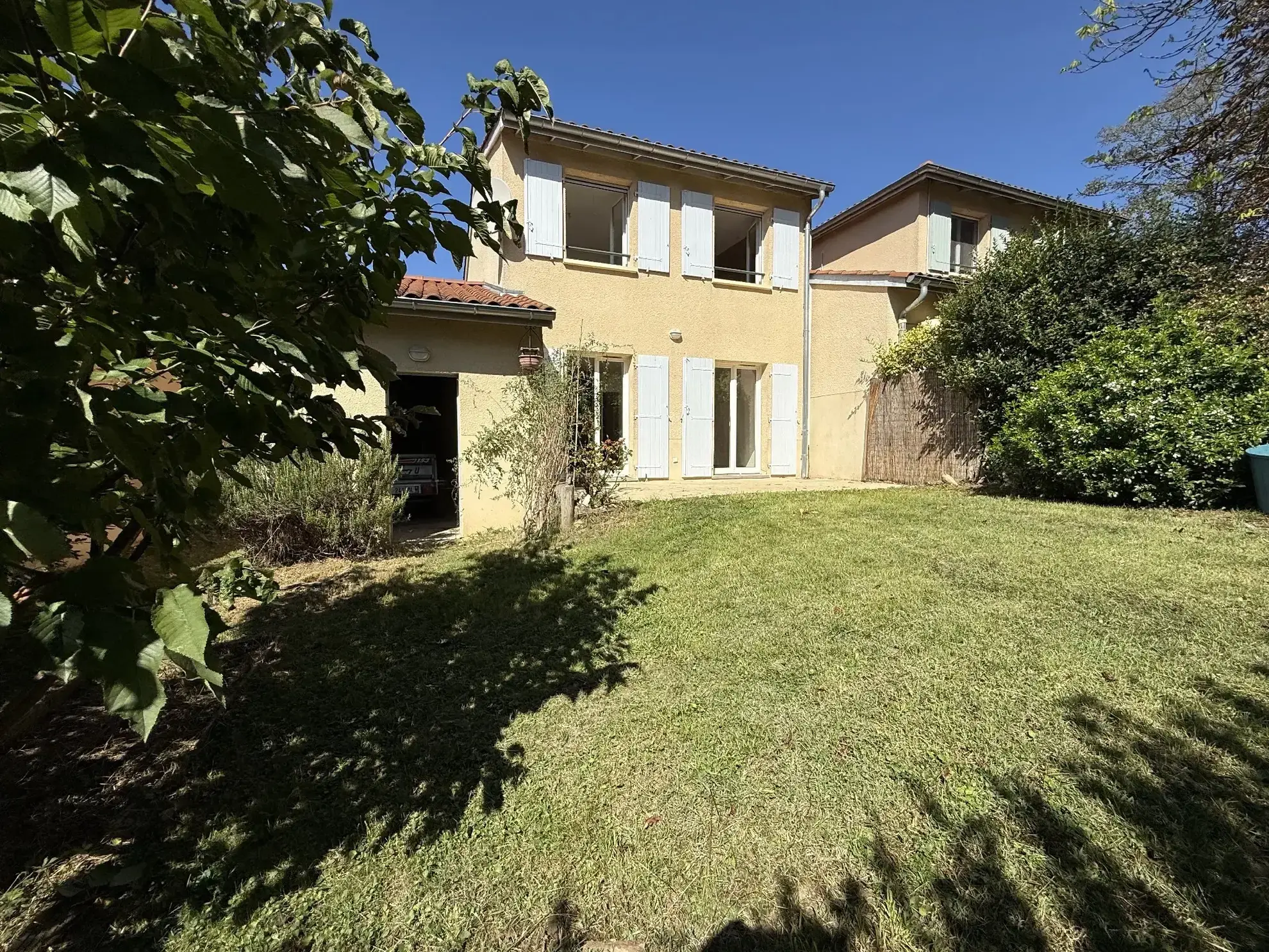 Villa familiale à Vienne Saint-Benoît, 3 chambres, jardin et proche commodités
