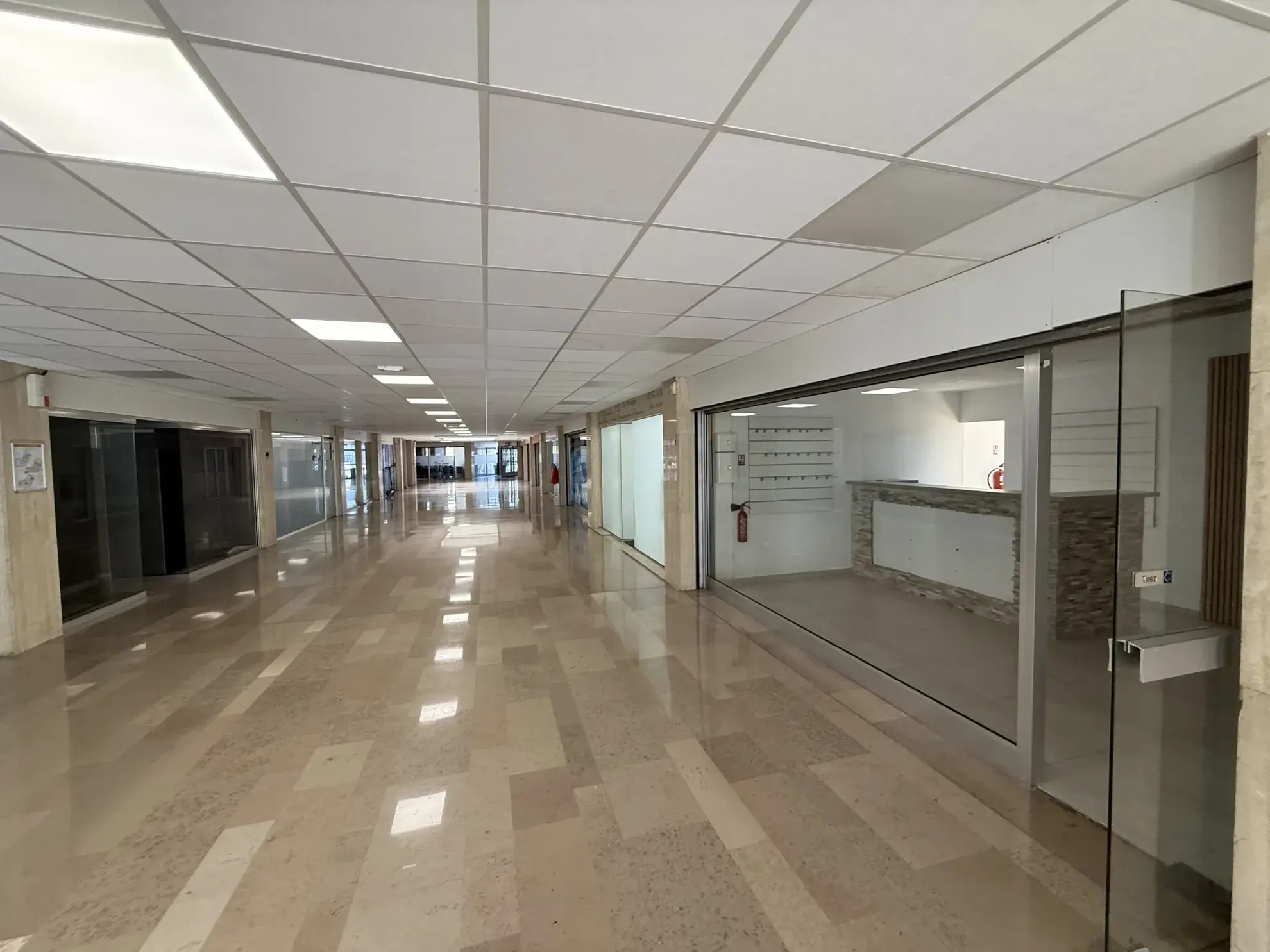 Bureau de 55 m² à vendre à Fréjus dans une galerie marchande centrale 