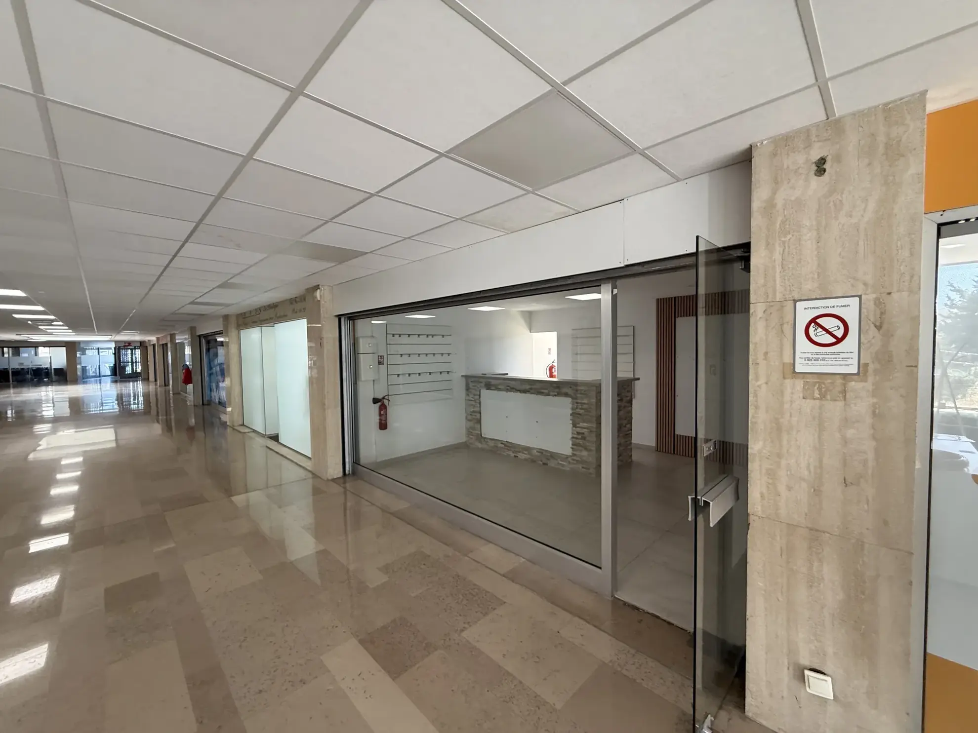 Bureau de 55 m² à vendre à Fréjus dans une galerie marchande centrale 