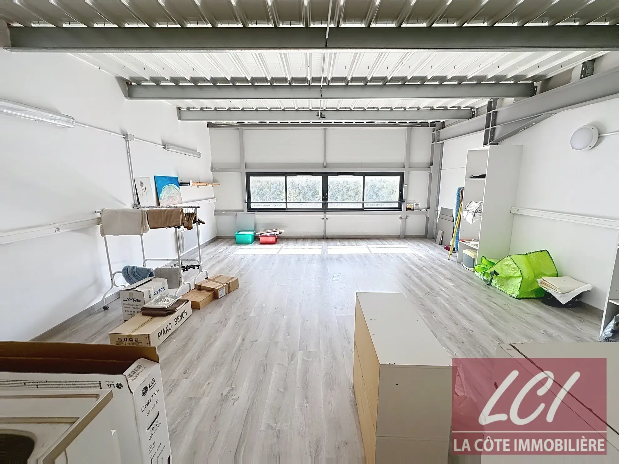 Local professionnel récent de 96m² avec parking privé à La Teste de Buch 