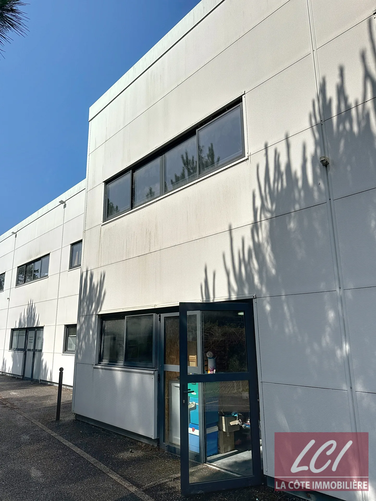 Local professionnel récent de 96m² avec parking privé à La Teste de Buch