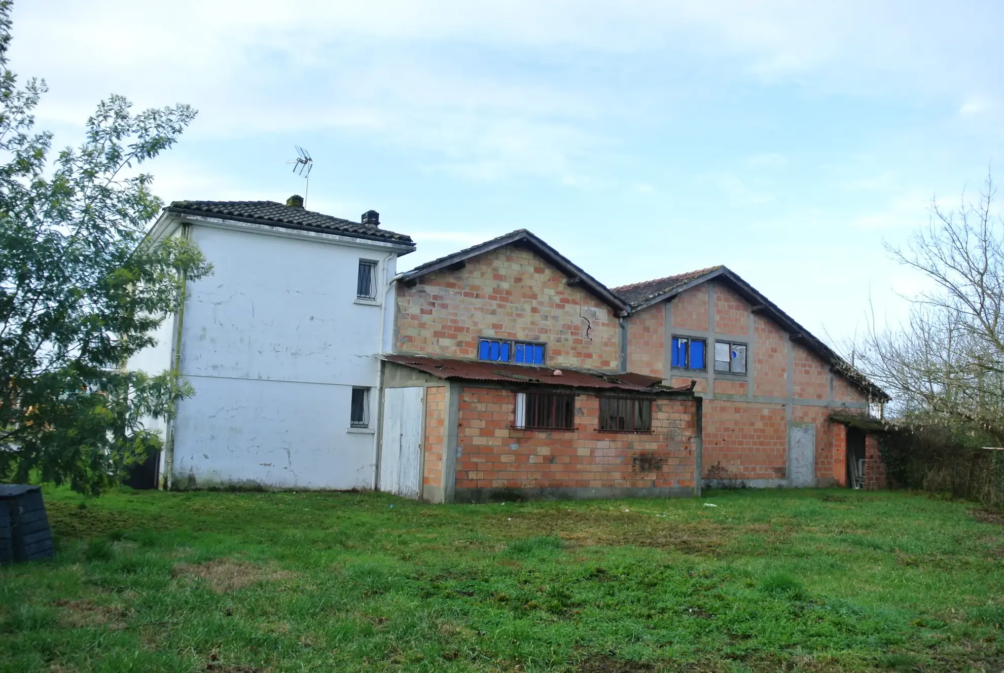 Immeuble de rapport à Marmande avec grand hangar et potentiel de valorisation 