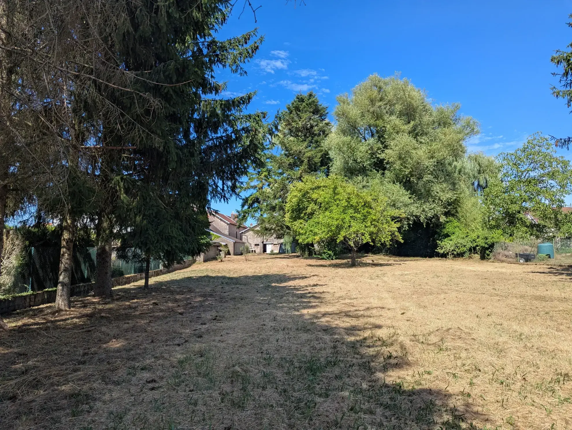 Maison à rénover avec grand terrain à Velet, parfait pour investisseurs et rénovateurs