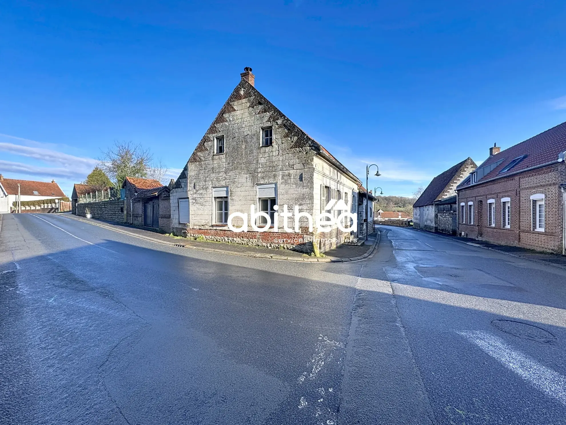 Maison en pierre blanche à rénover à Camblain-l’Abbé avec jardin et garage