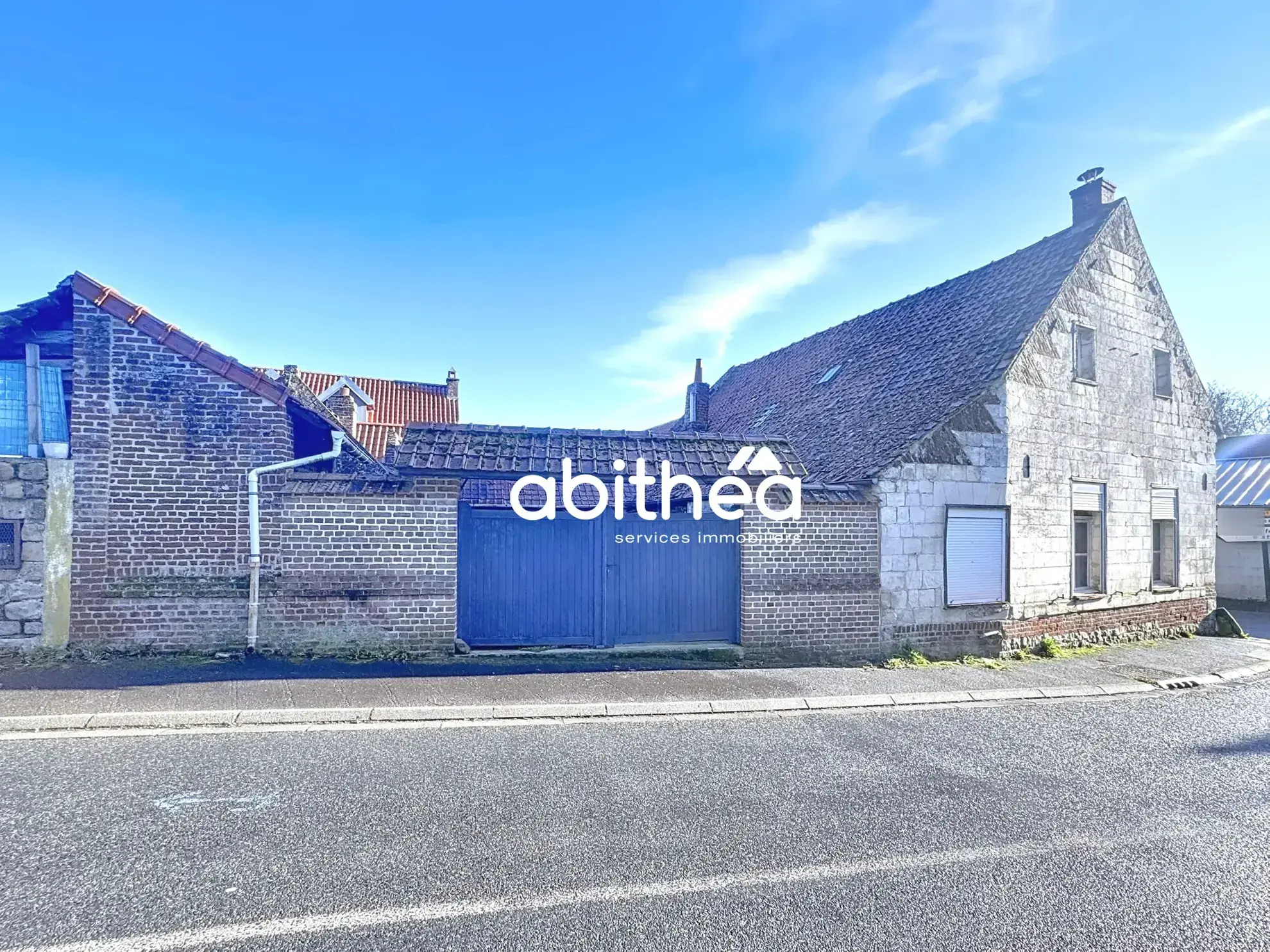 Maison en pierre blanche à rénover à Camblain-l’Abbé avec jardin et garage 