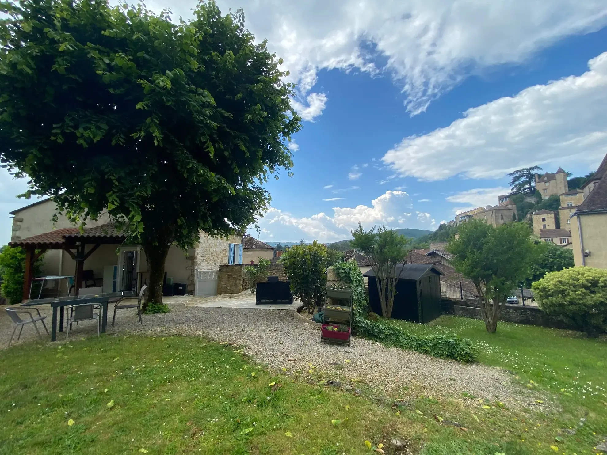 Maison de village en pierre avec jardin et vue sur le village médiéval à Puy l'Évêque