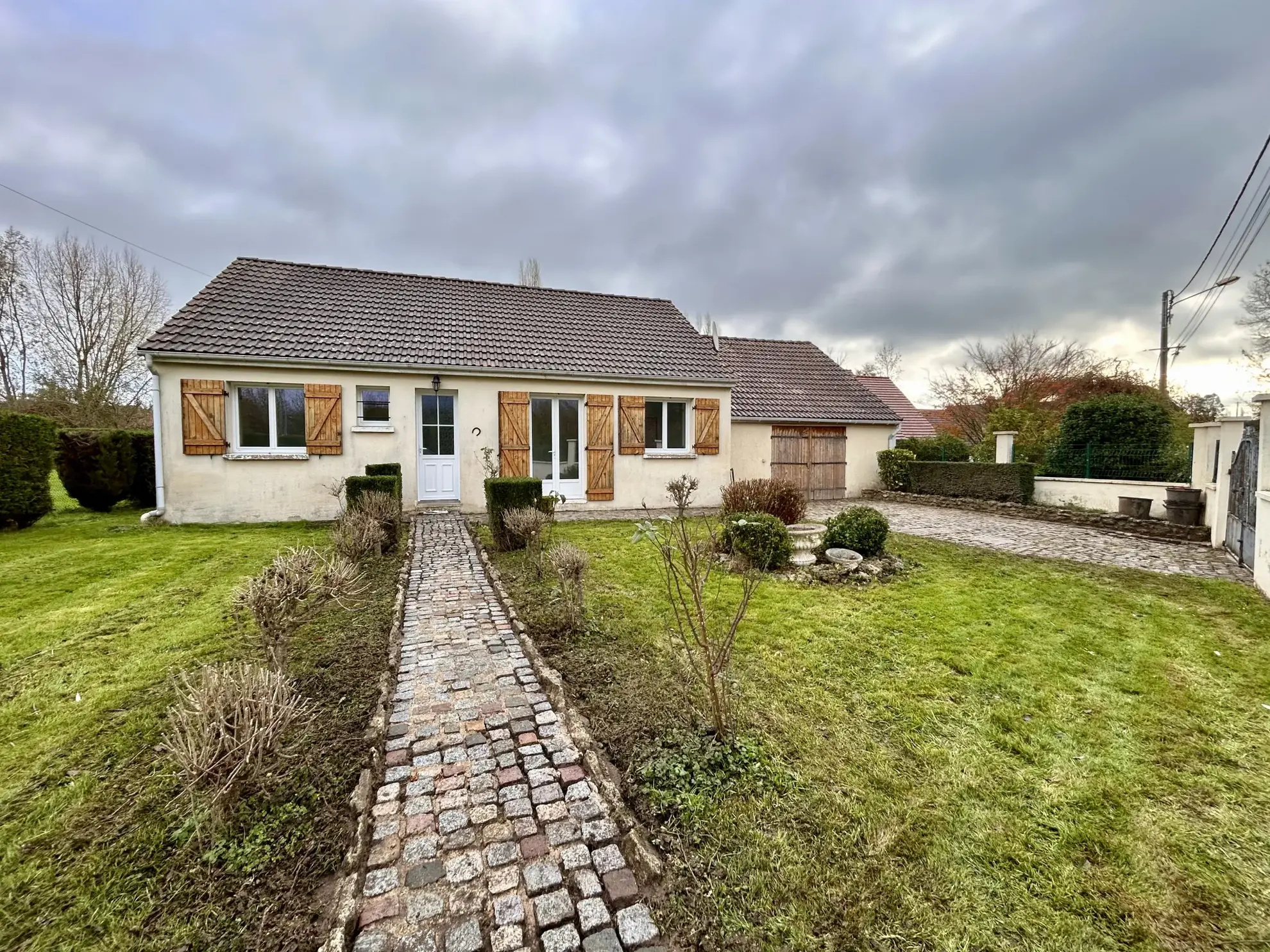 Maison de plain-pied à vendre à Ponchon avec jardin et garage