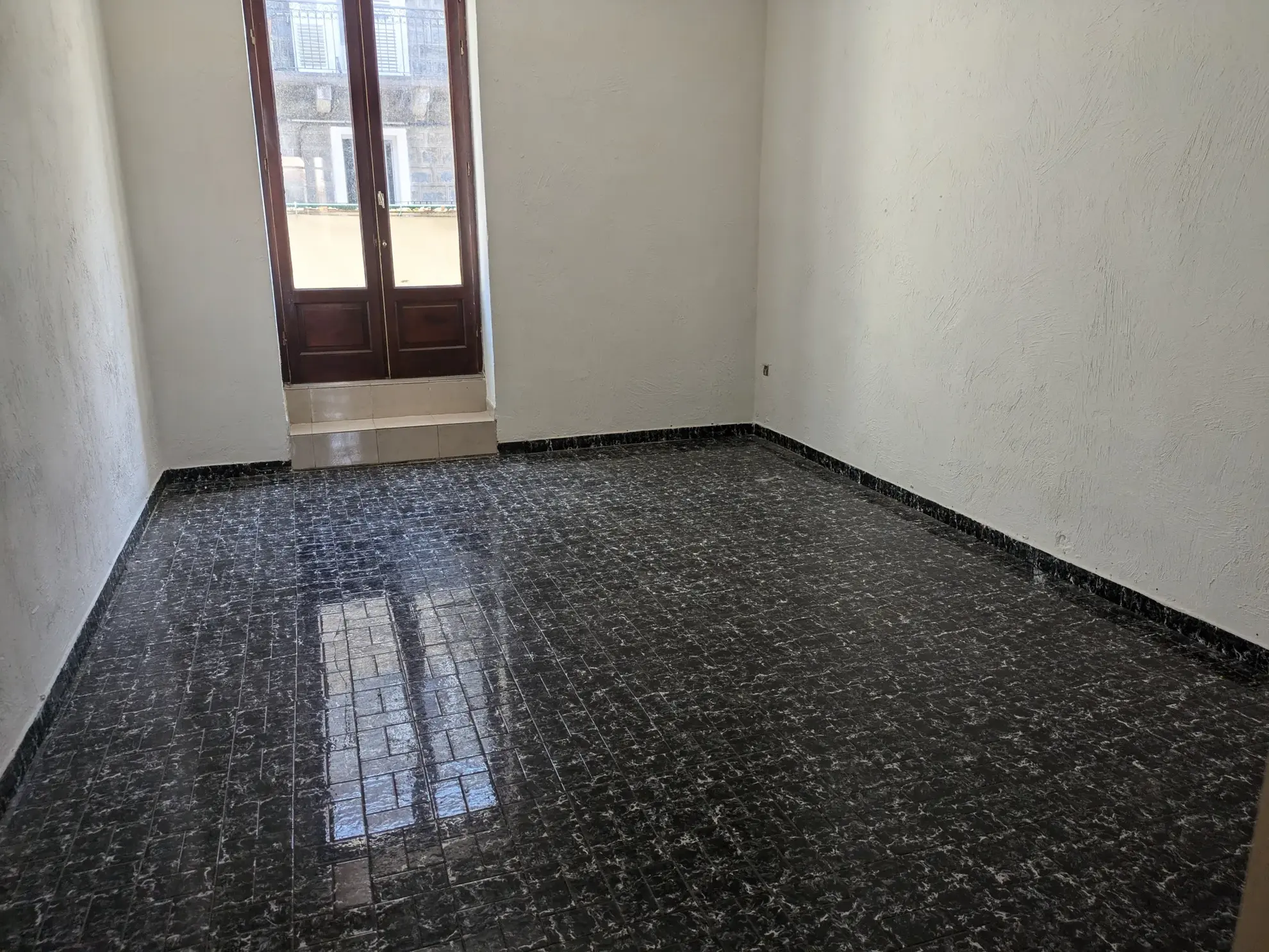 Appartement de 60 m² à rénover avec deux terrasses en centre-ville à Propriano