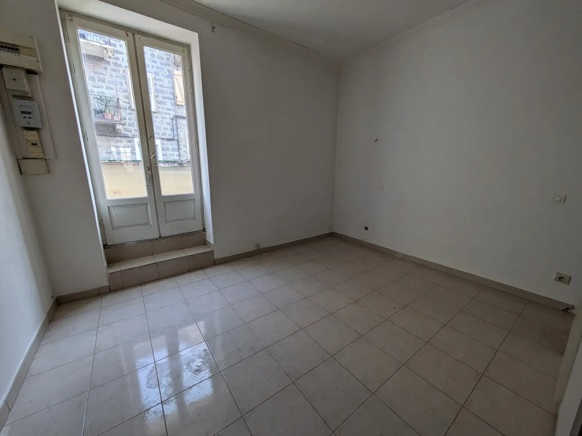 Appartement de 60 m² à rénover avec deux terrasses en centre-ville à Propriano 