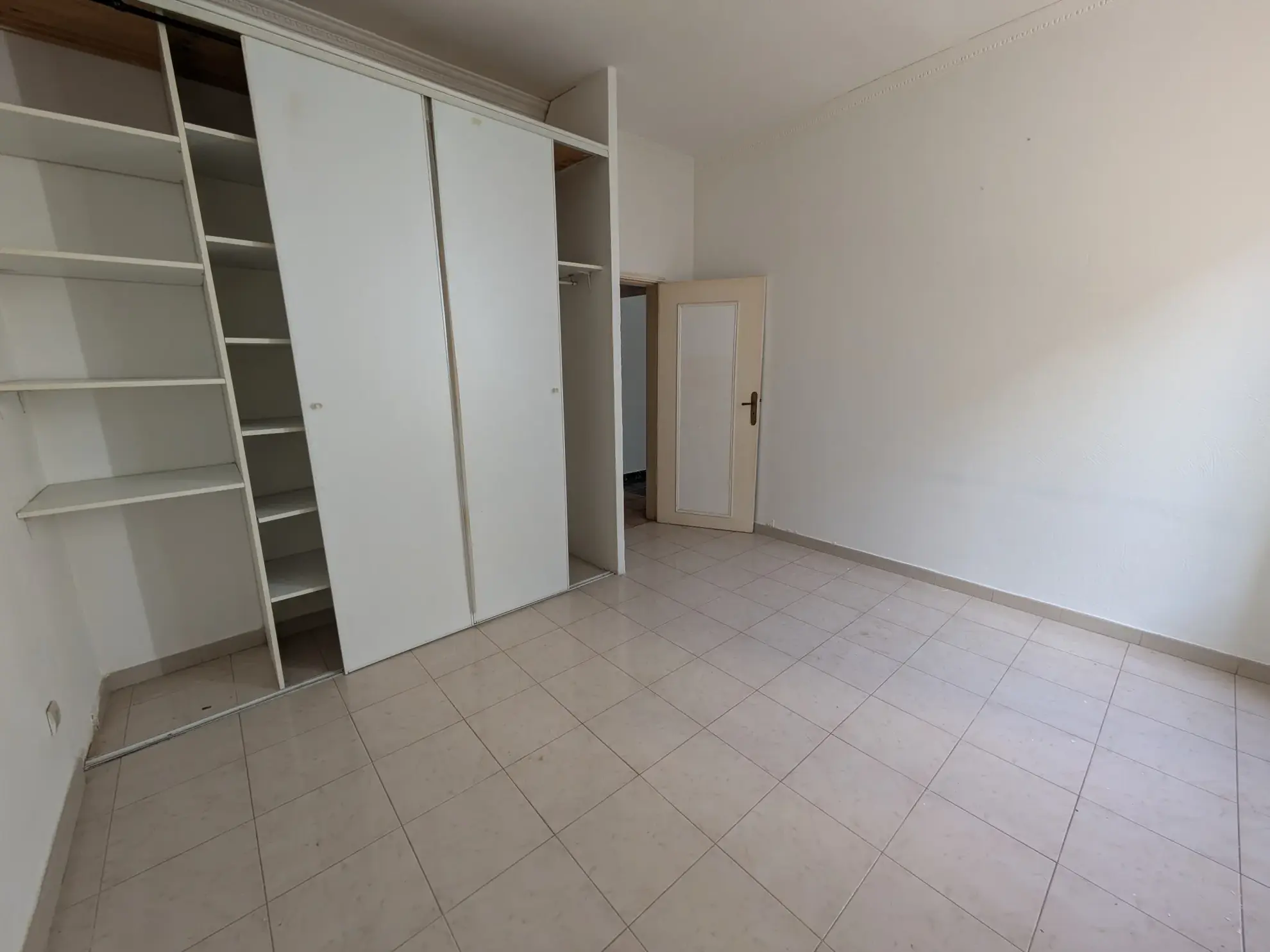 Appartement de 60 m² à rénover avec deux terrasses en centre-ville à Propriano 