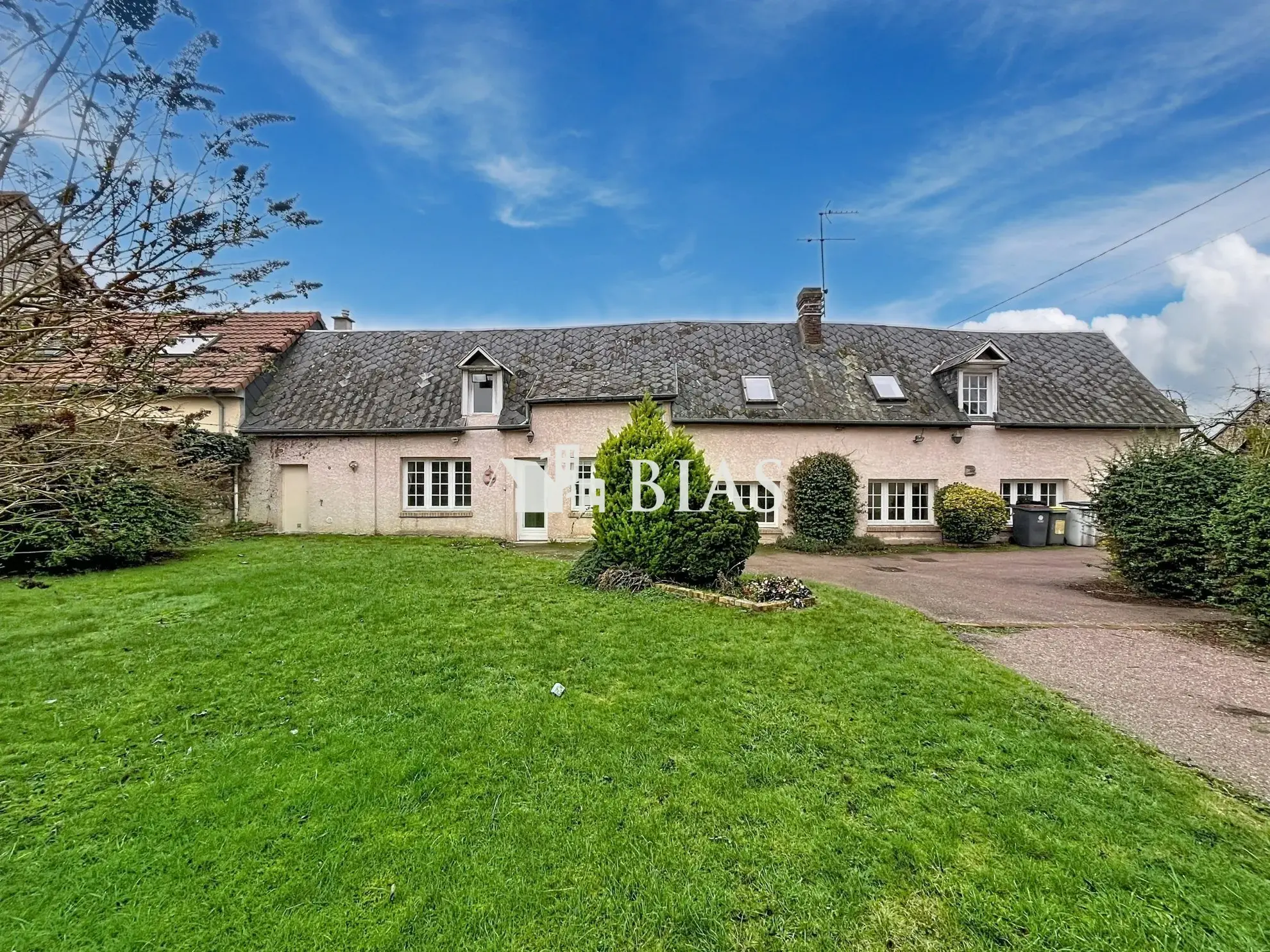 Maison familiale lumineuse à vendre à Saint-Pierre-lès-Elbeuf avec potentiel d'aménagement