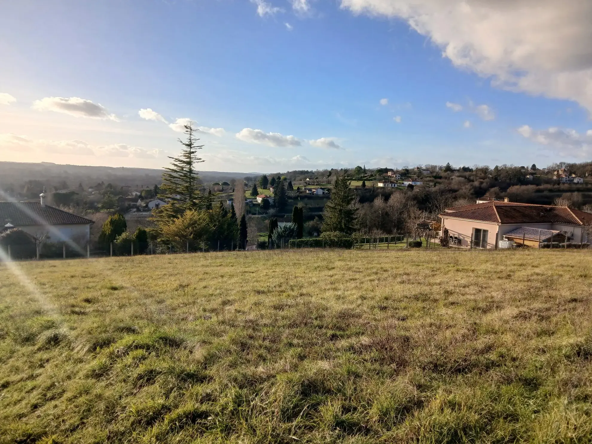 Terrain constructible de 1548 m² à Villetoureix, calme et avec vue