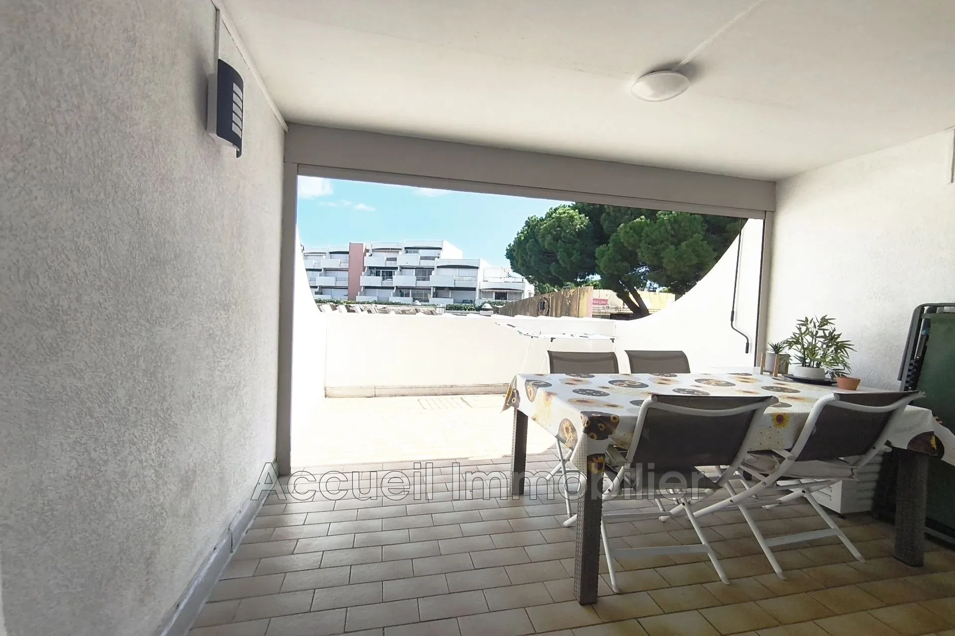 Studio cabine meublé avec terrasse à Port Camargue, proximité plage et port