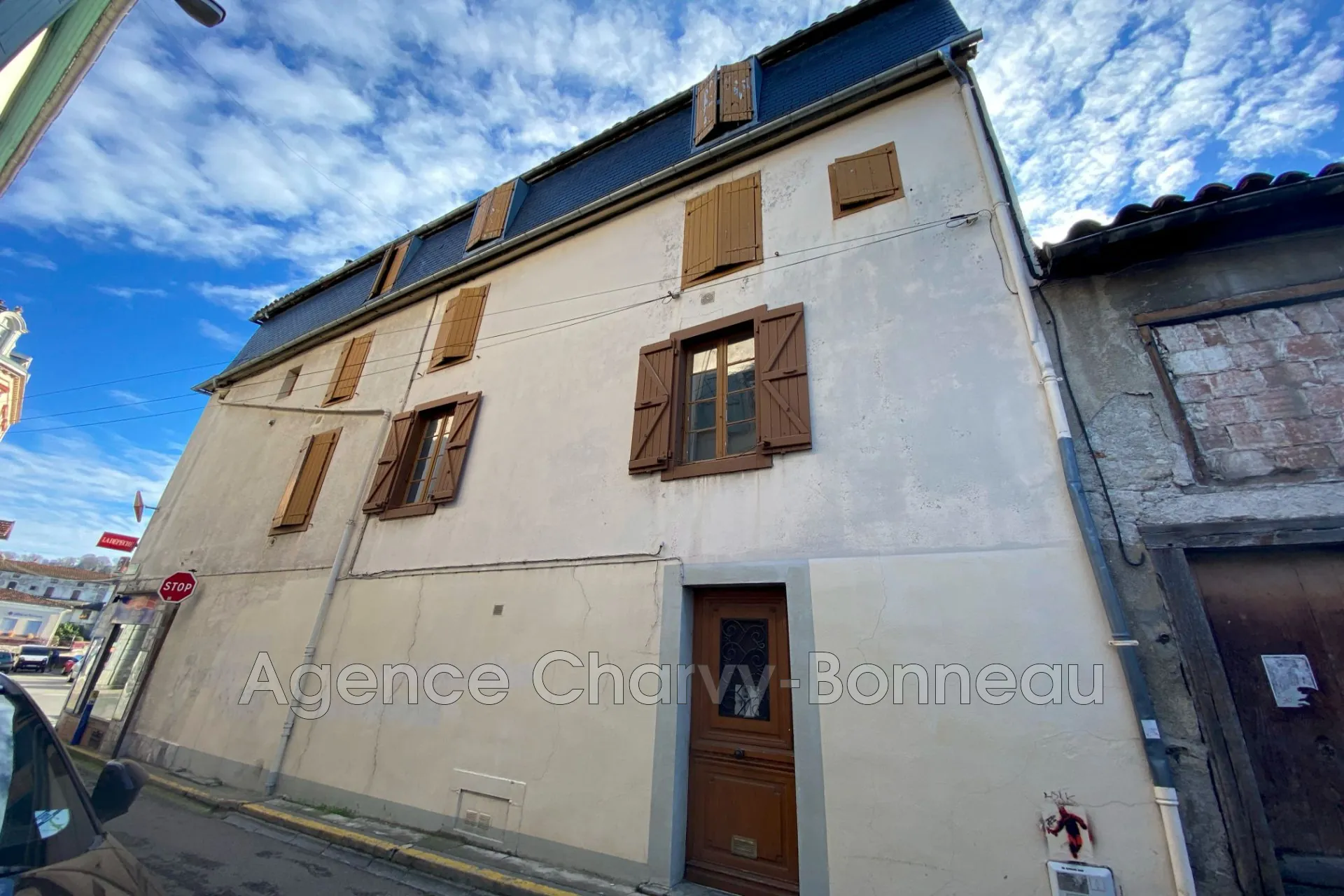 Immeuble de 190 m² avec commerce loué et logements à rénover à Saint-Girons