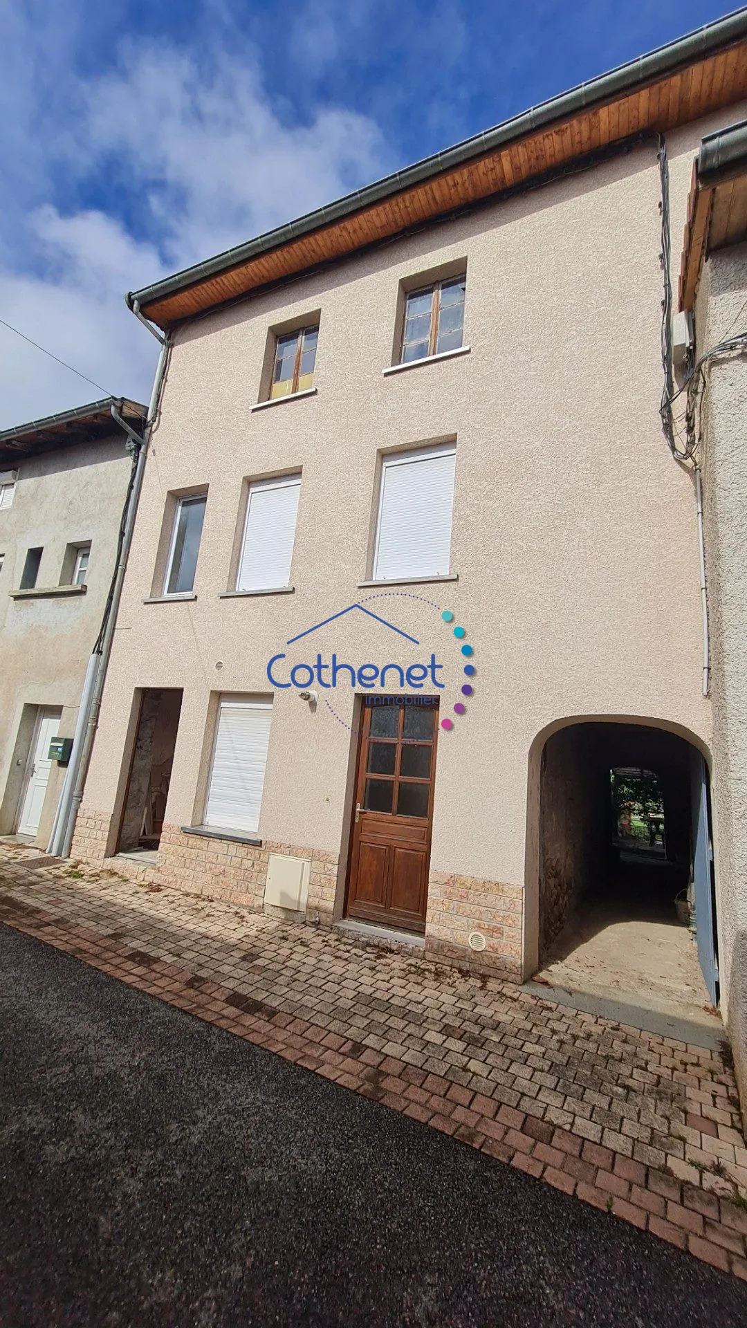 Maison de ville avec grand plateau à rénover à Saint-Jean-la-Bussière