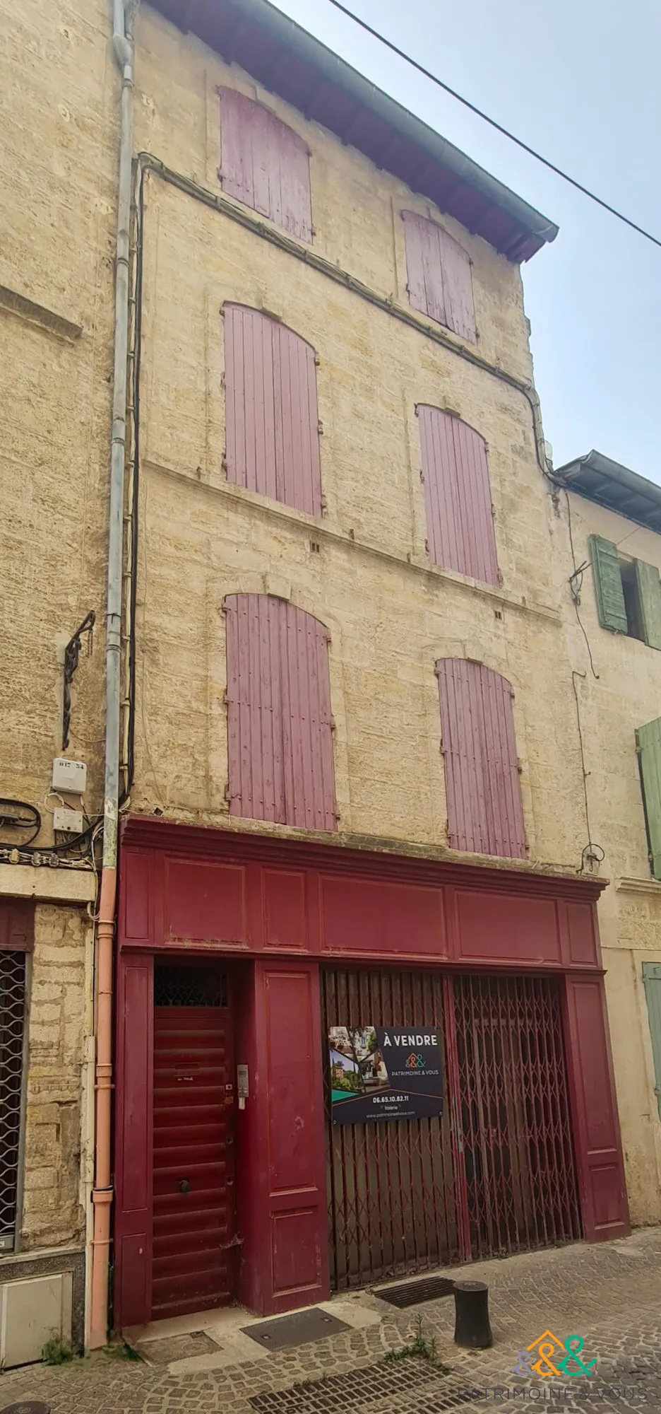 Immeuble à rénover avec 3 appartements et local commercial à Beaucaire