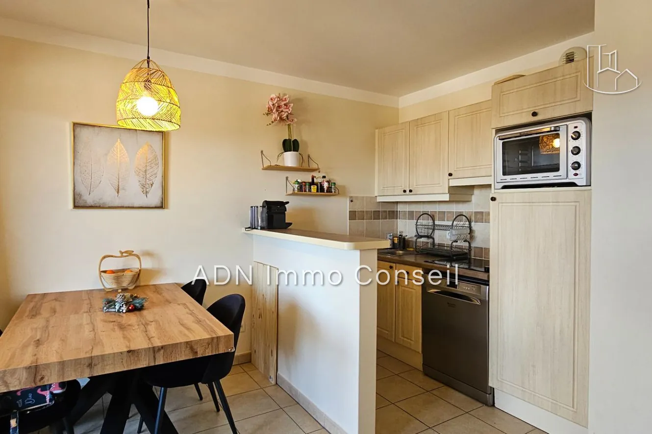 À vendre appartement 2 pièces lumineux avec terrasse et piscine à Pont Royal, Provence 