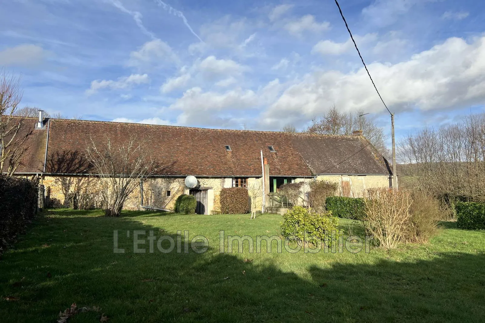 Maison de campagne à vendre à Saint-Victor-de-Reno, 96 000 €