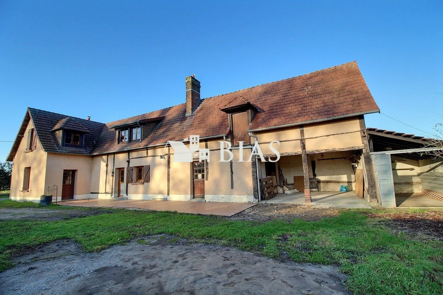 Magnifique maison normande à rénover à Buchy avec grand terrain