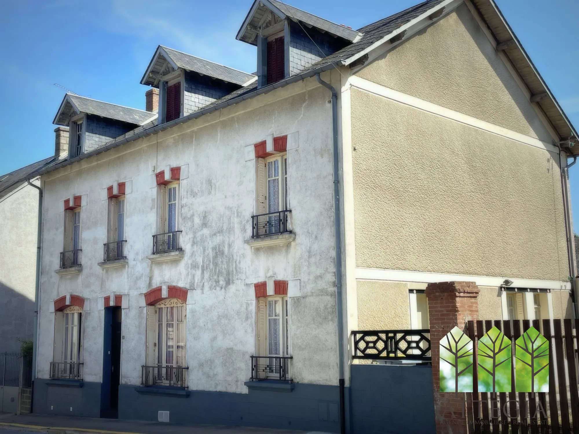 House bourgeoise avec 5 chambres, jardin et potentiel d'agrandissement à Châtelus-Malvaleix