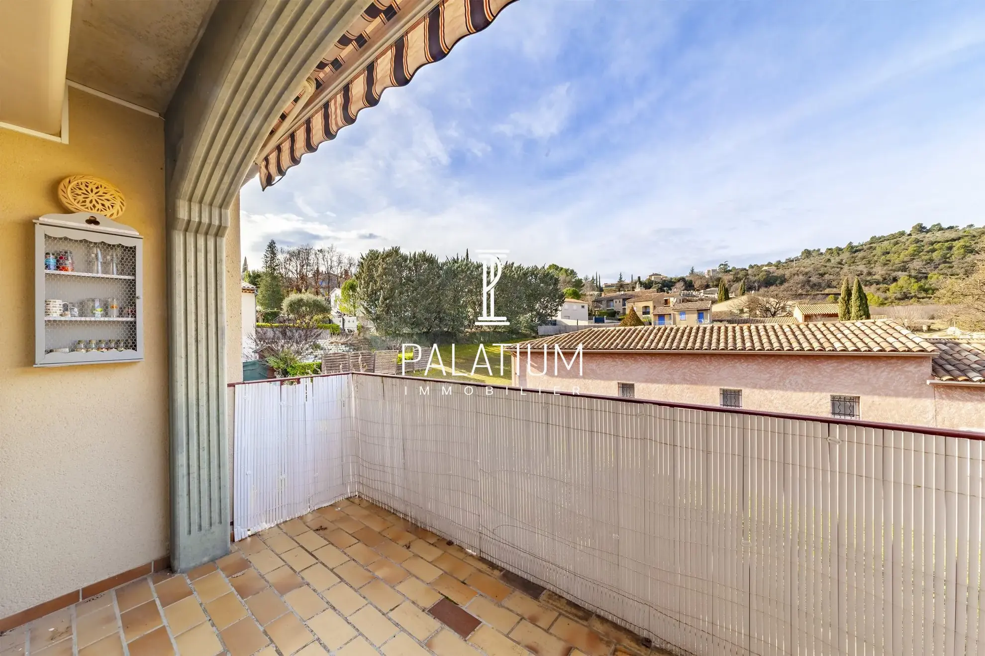 Bel appartement T2 avec balcon à Gréoux-les-Bains, proche centre 