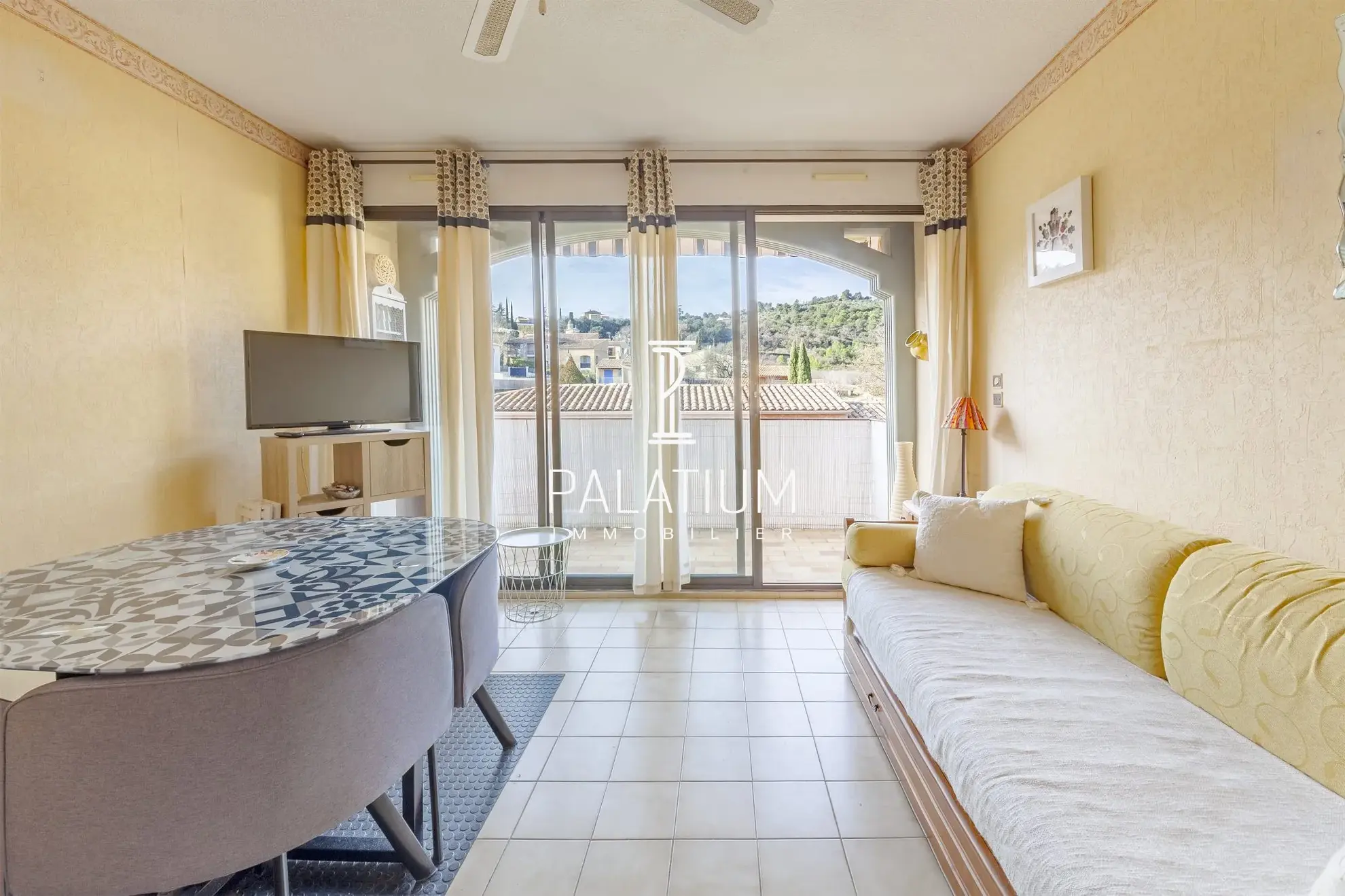 Bel appartement T2 avec balcon à Gréoux-les-Bains, proche centre 