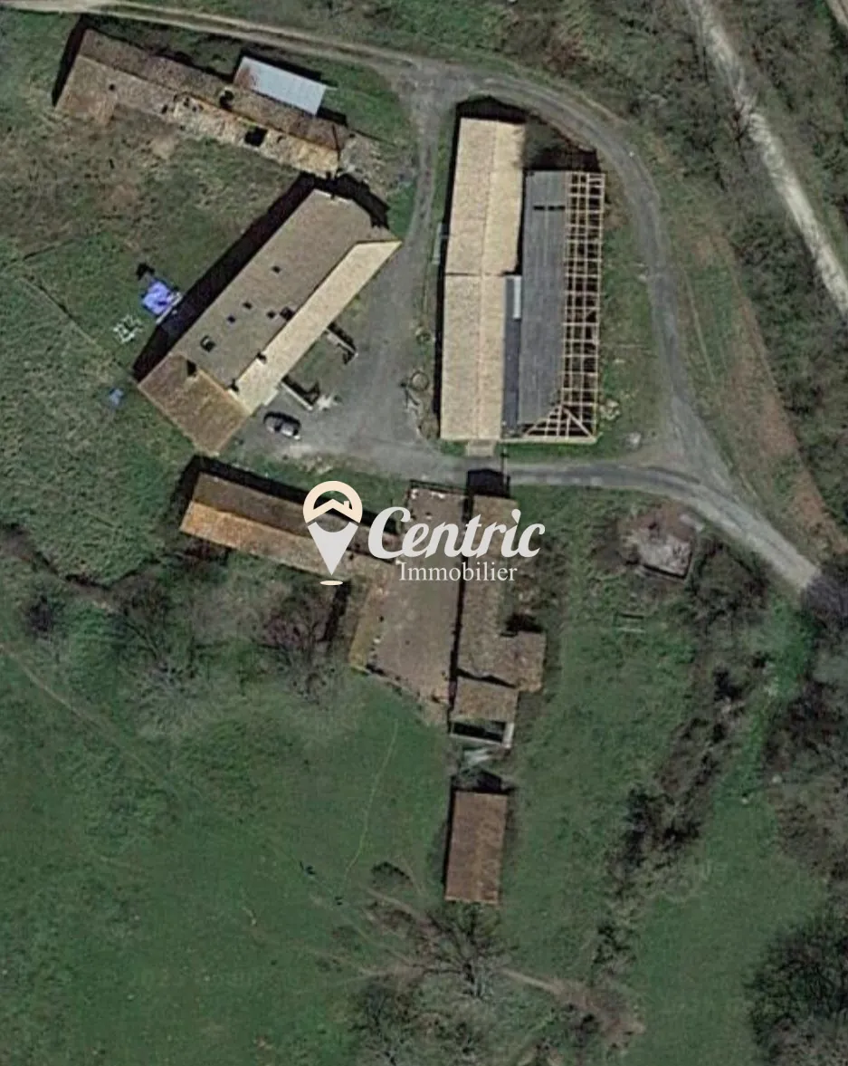 Immeuble à diviser avec dépendances à Bressuire, 79300
