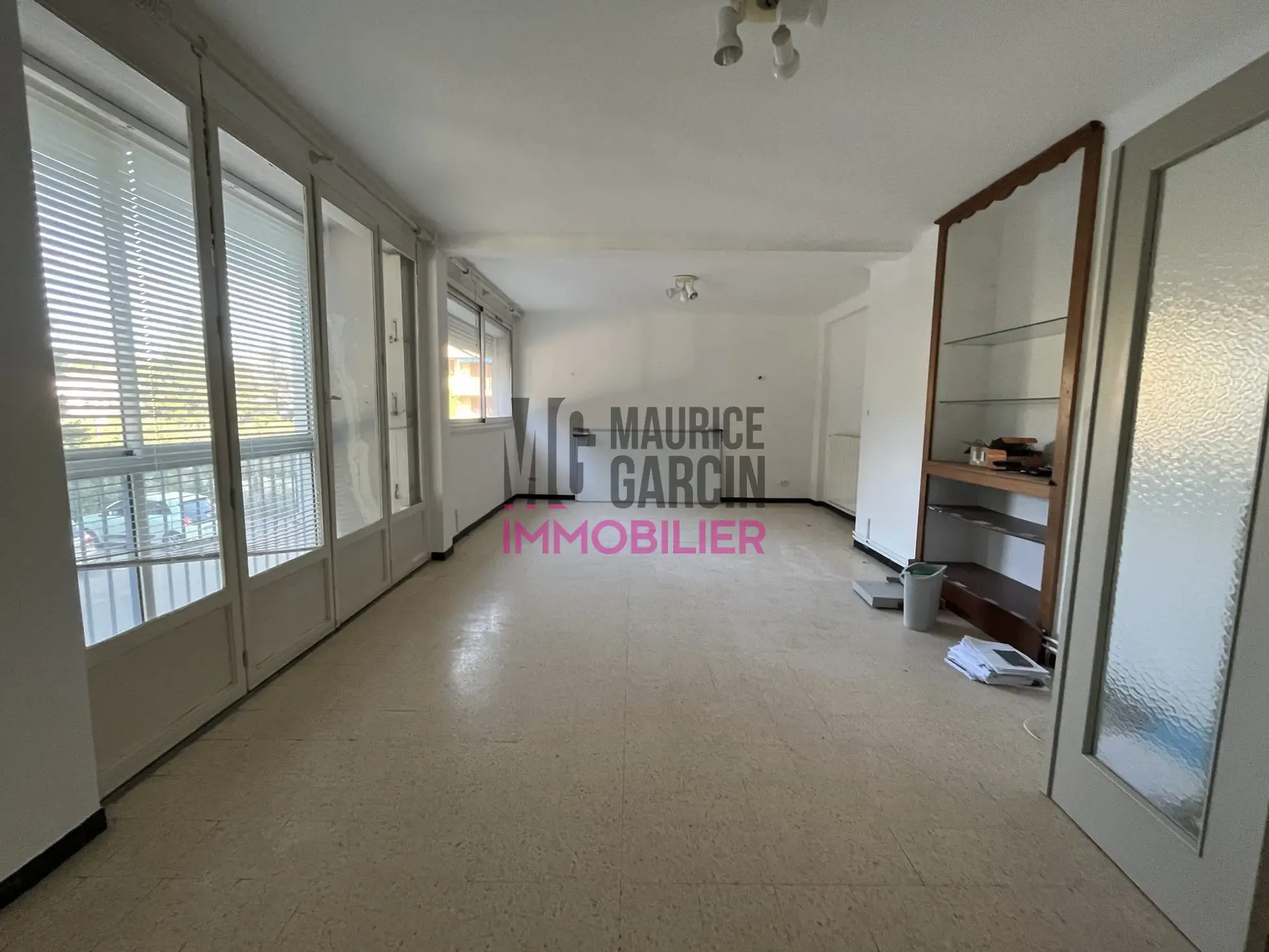 Bel appartement T5 avec 3 chambres, loggias et stationnement à Avignon 