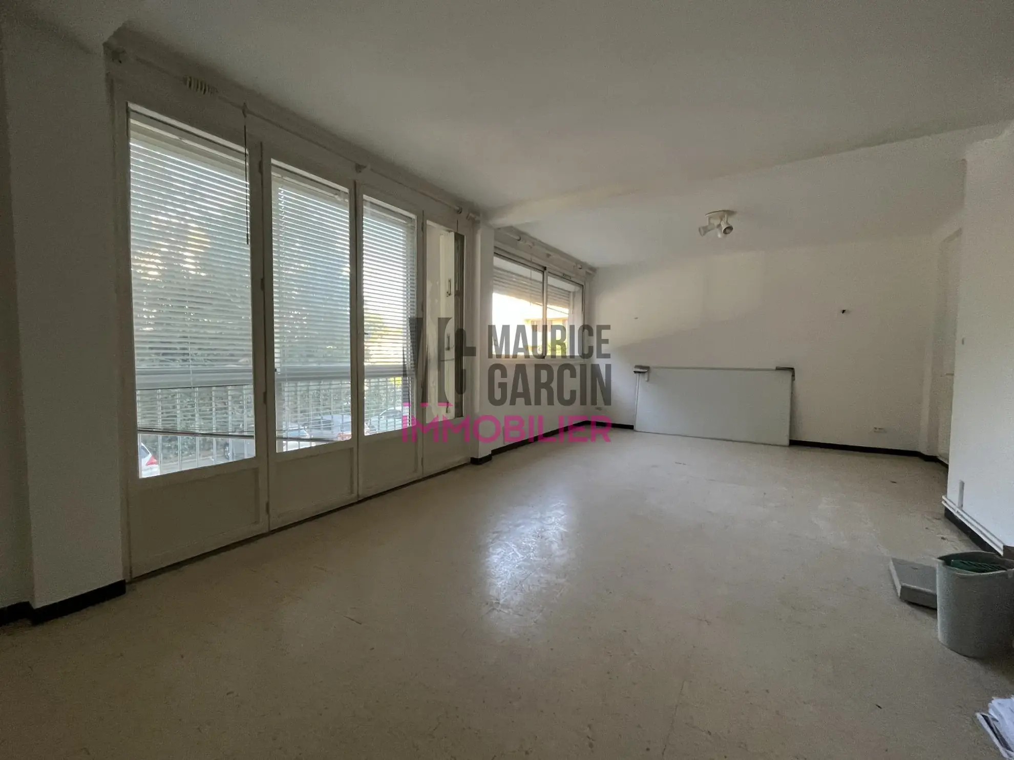 Bel appartement T5 avec 3 chambres, loggias et stationnement à Avignon 