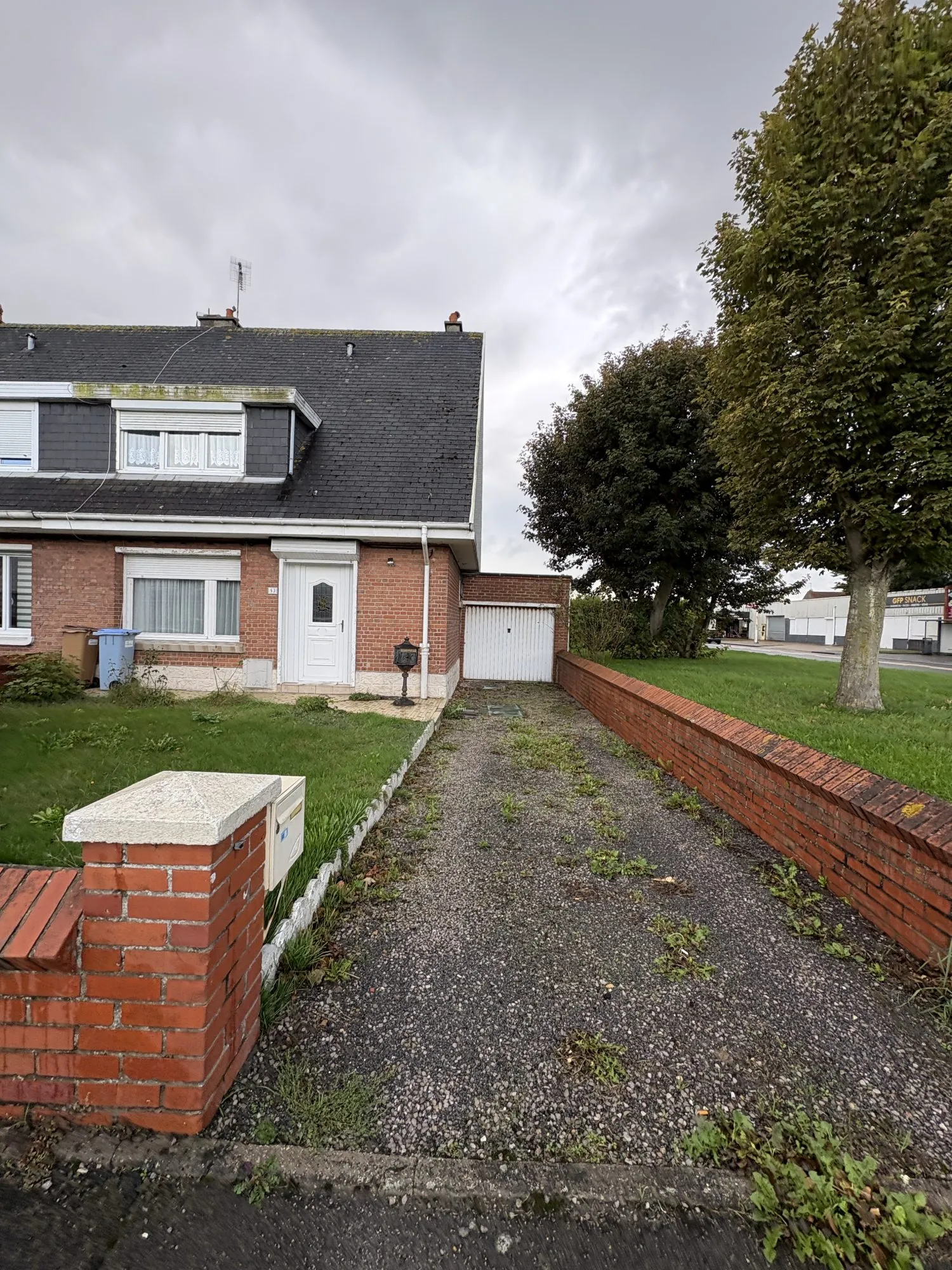 Maison à vendre à Grand-Fort-Philippe avec grand jardin et potentiel de rénovation