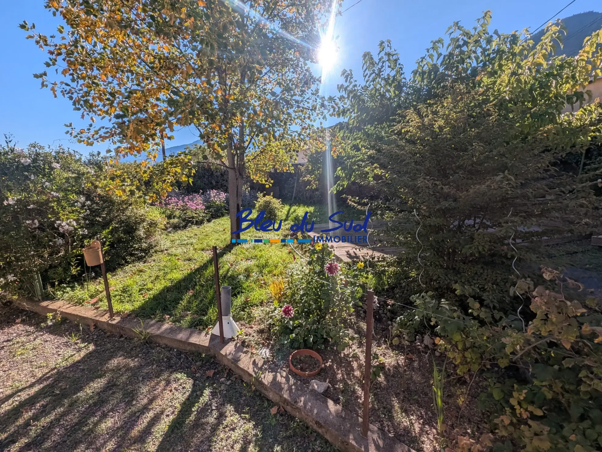 Maison avec grand garage, terrasse et vue sur montagnes à Escaro 
