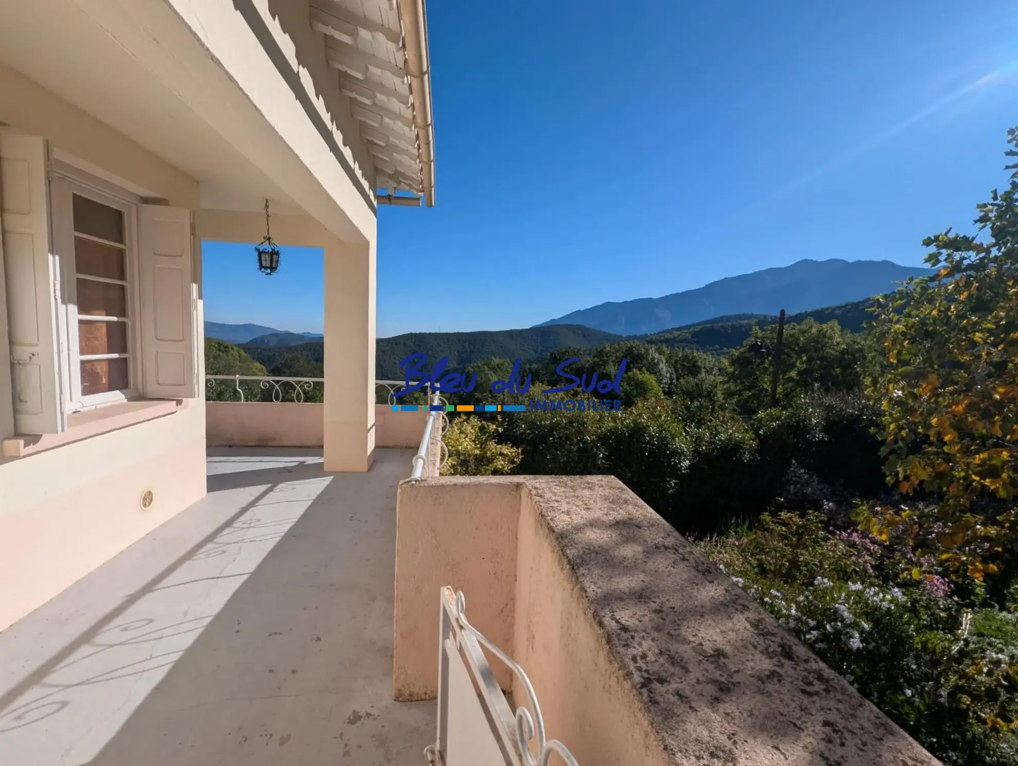 Maison avec grand garage, terrasse et vue sur montagnes à Escaro 