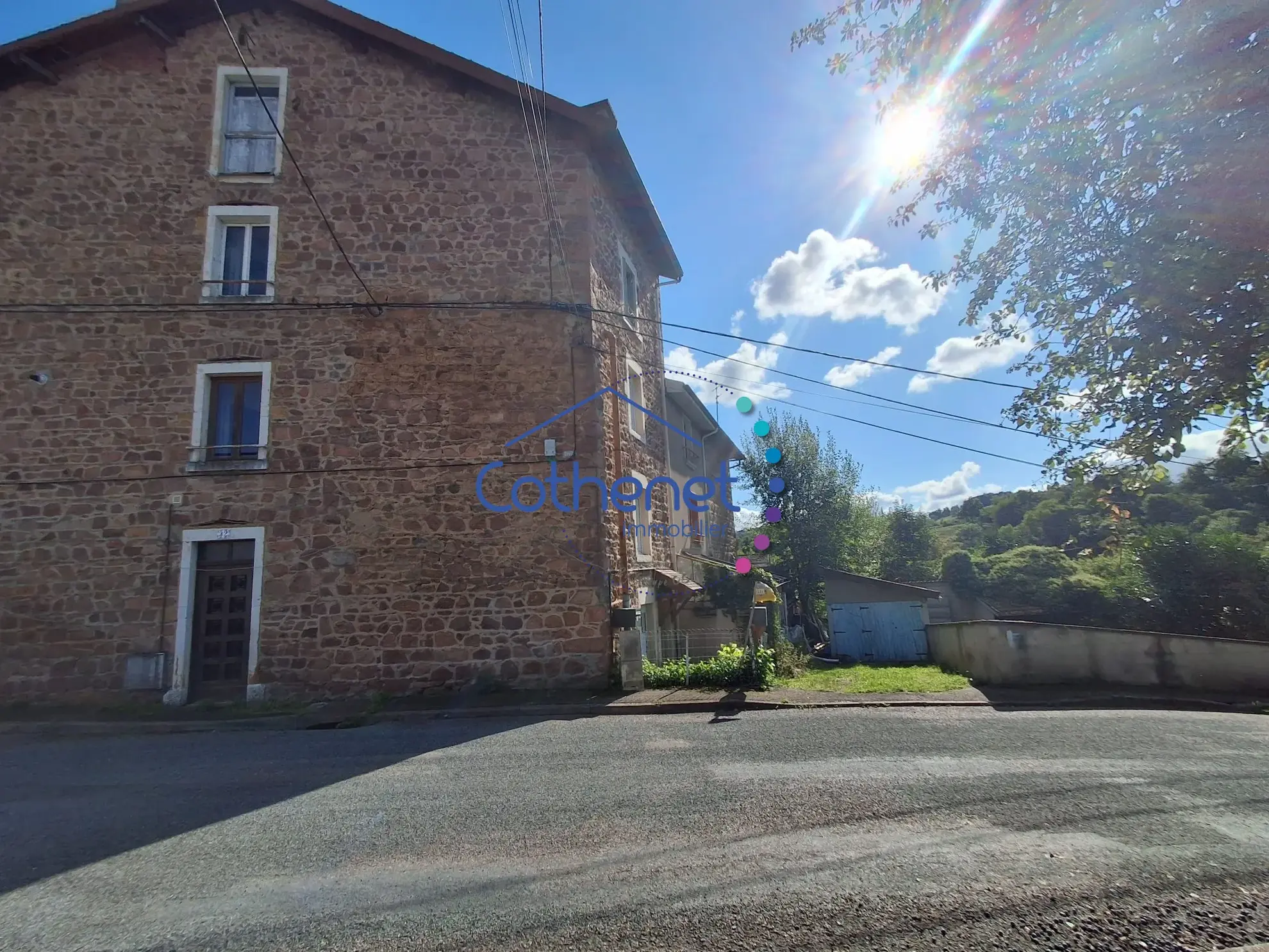 Maison à vendre à Cours avec deux logements, jardin et garage près de Lyon