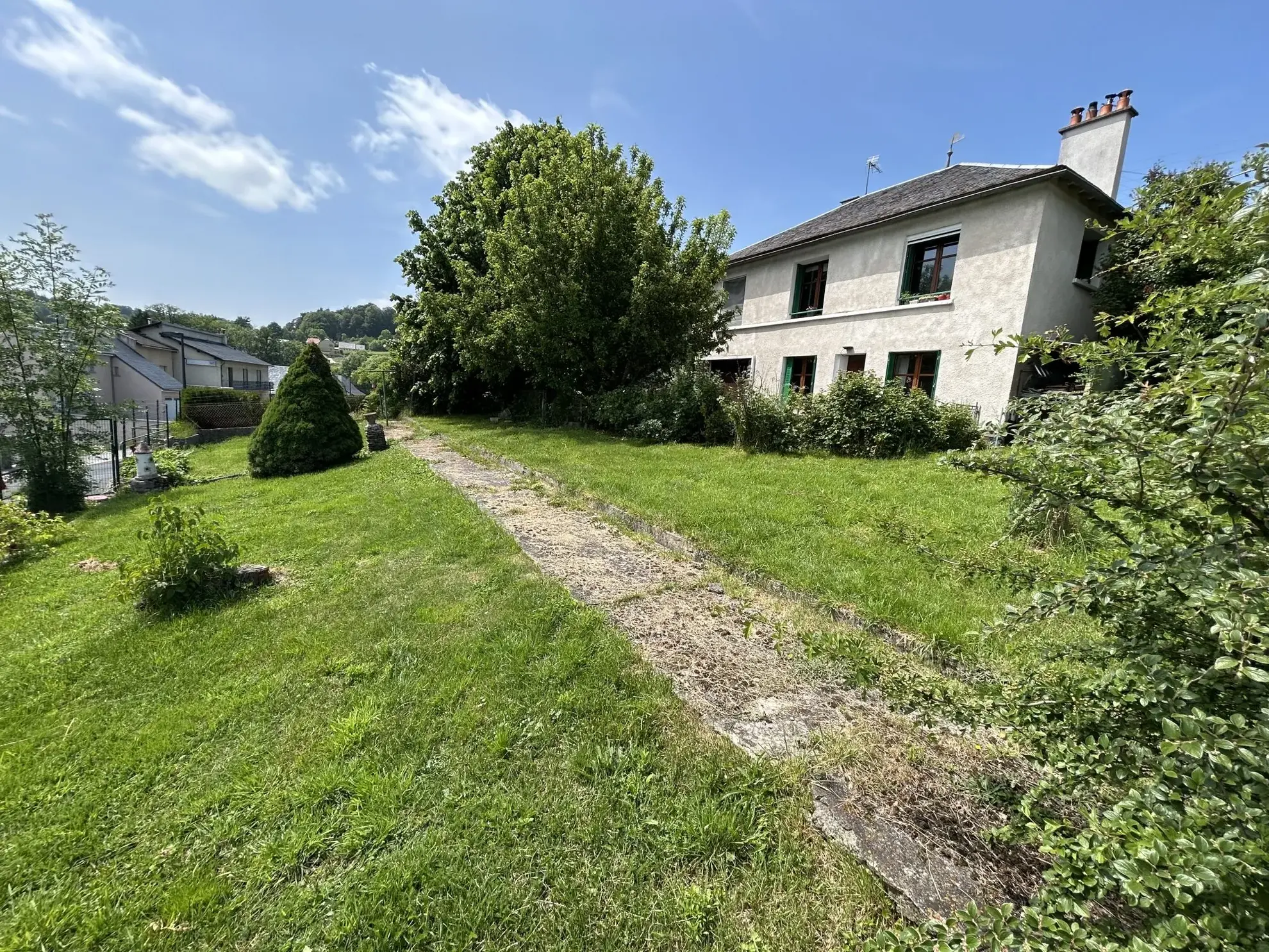 À vendre maison de 97 m² à Neuvéglise-sur-Truyère, 4 chambres, chauffage fioul, à rénover 