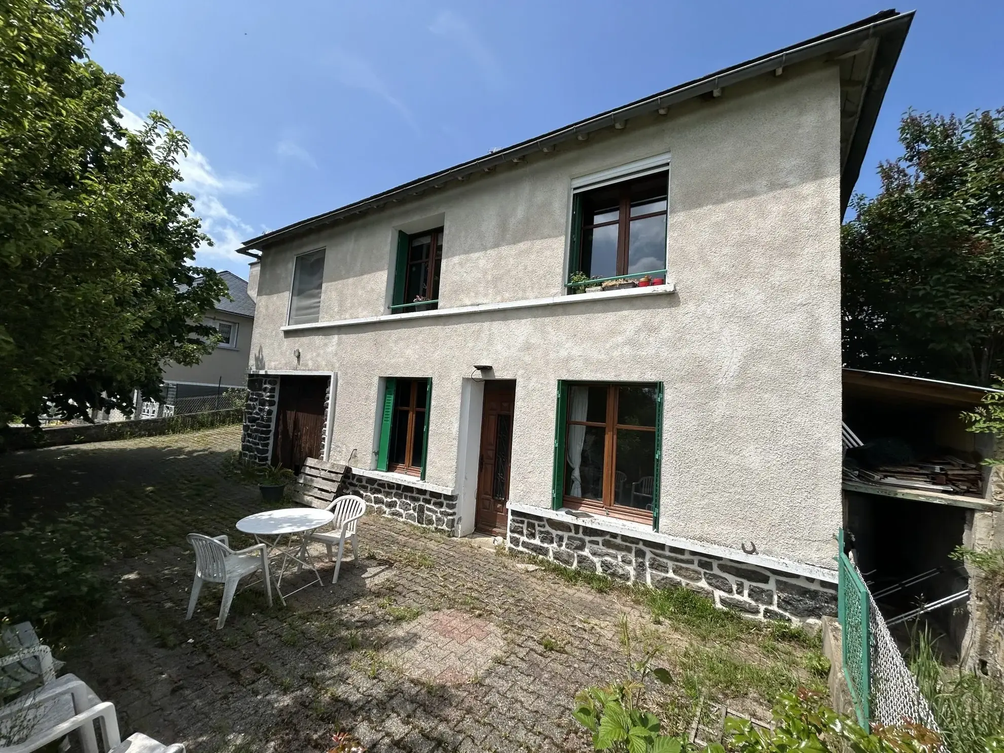 À vendre maison de 97 m² à Neuvéglise-sur-Truyère, 4 chambres, chauffage fioul, à rénover 