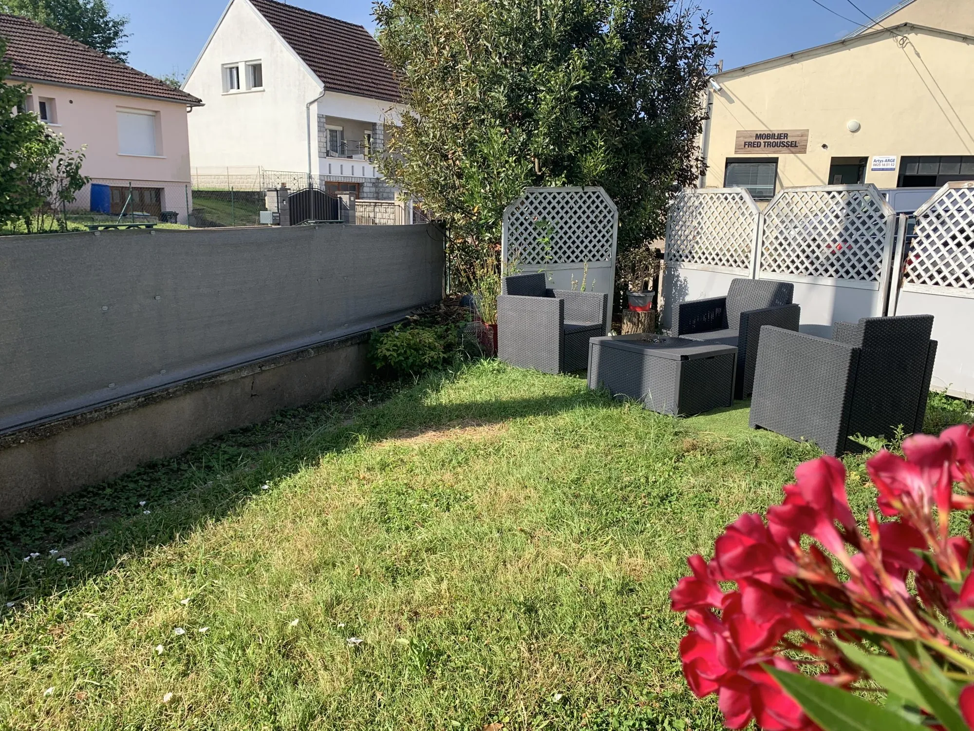 Maison individuelle de 130 m² avec terrasse et garages à Lamarche-sur-Saône