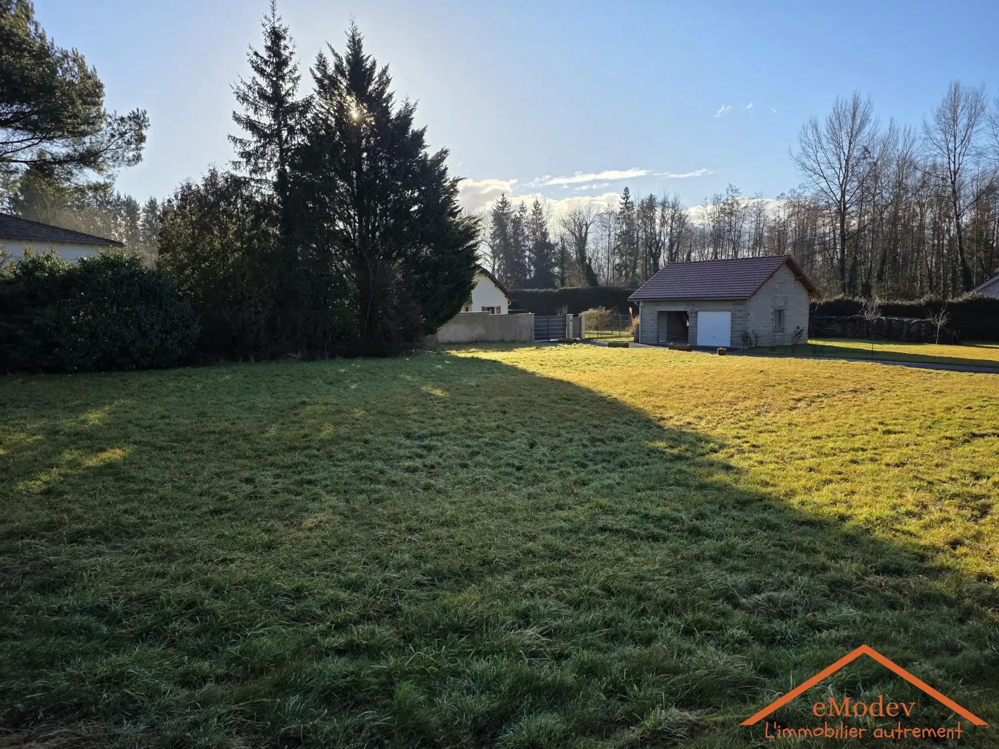 Terrain constructible de 1095 m² en zone pavillonnaire à Bruyères