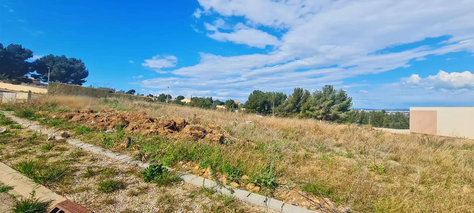 Terrain à bâtir viabilisé à Narbonne avec vue sur les étangs de Bages