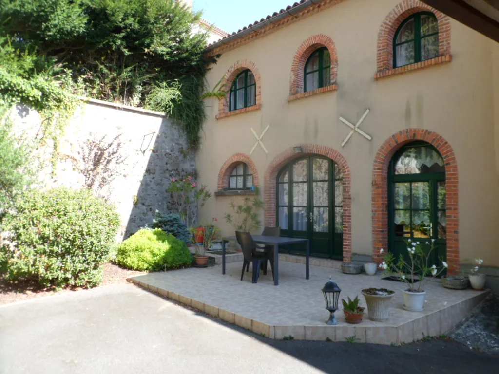 Charmante maison de ville avec grand patio à Pouzauges - 4 chambres et terrain non attenant