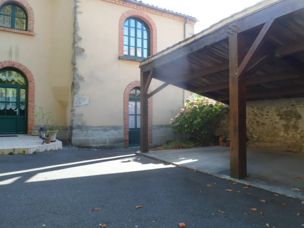 Charmante maison de ville avec grand patio à Pouzauges - 4 chambres et terrain non attenant 