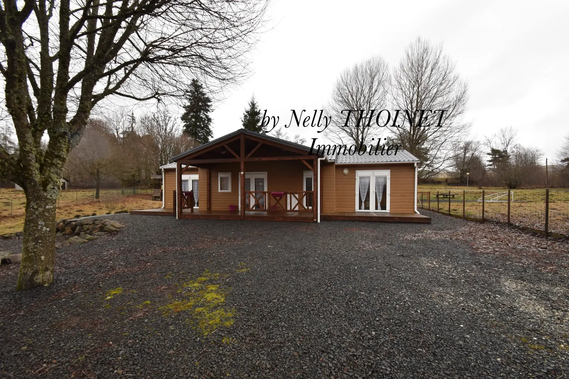 Charmant chalet de loisir à EGLISENEUVE D'ENTRAIGUES, 3 chambres, terrasse et terrain de 291 m²