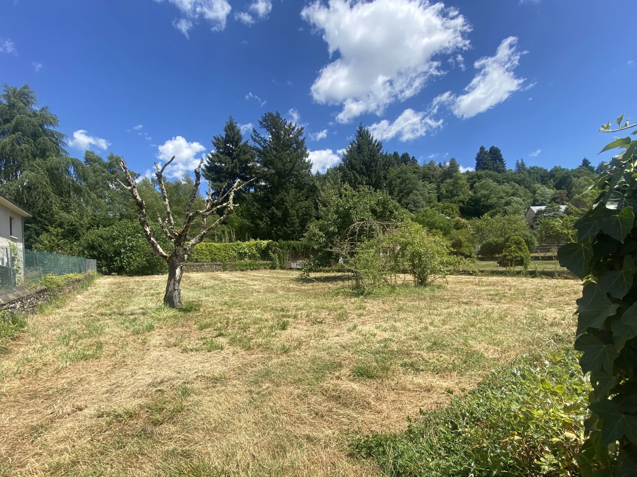 Terrain constructible à Saint Geniez d’Olt – 816 m² au centre du village