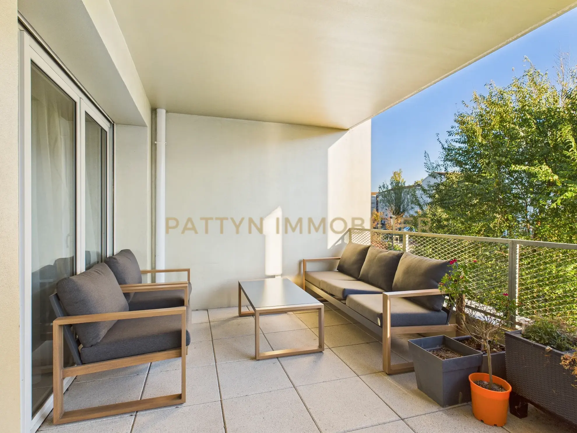 Charmant T3 récent avec loggia et garage à Villeurbanne, proximité transports et universités