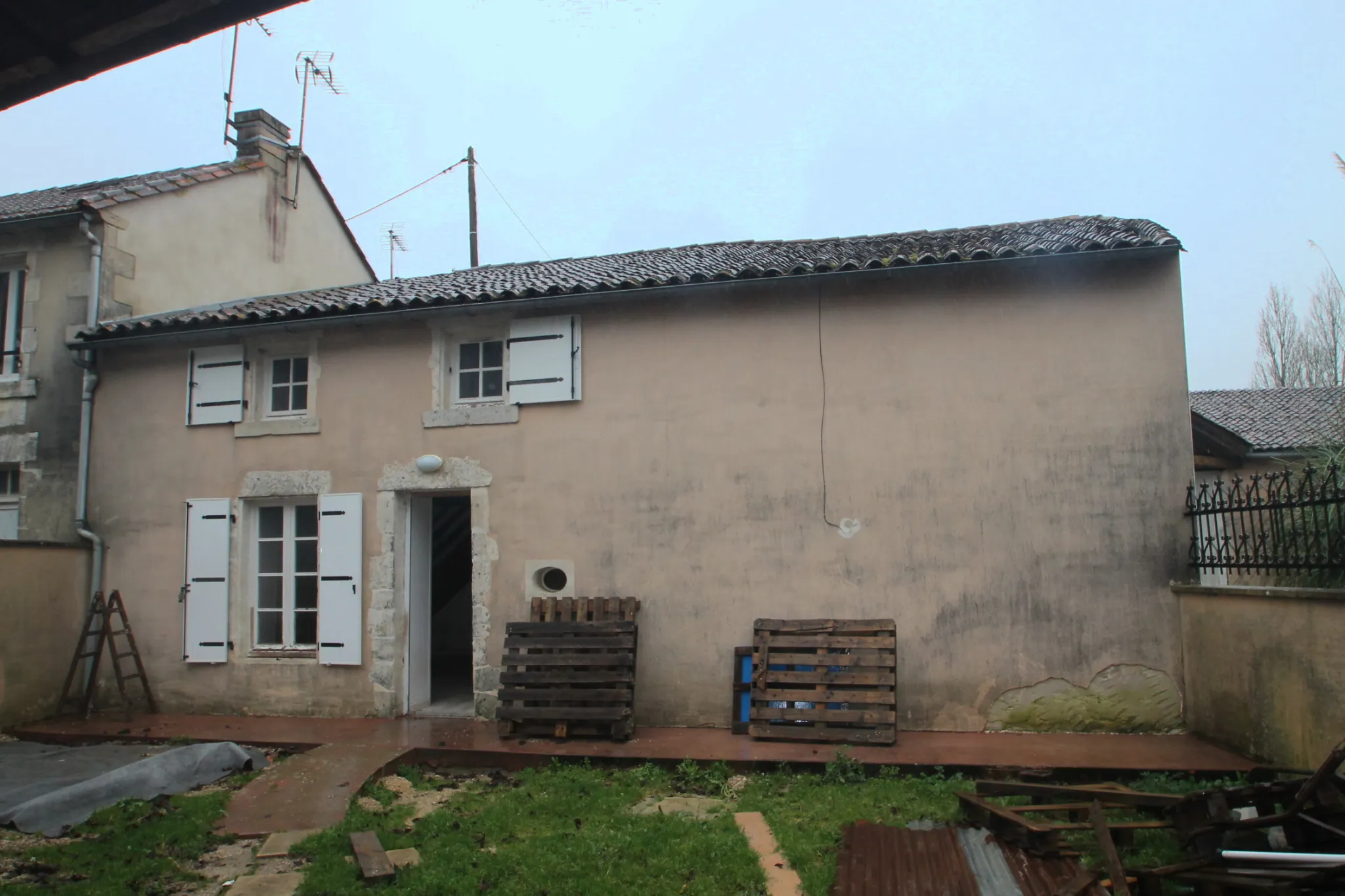 Maison charentaise 2 chambres à rénover de 63 m² à Auge Saint Medard