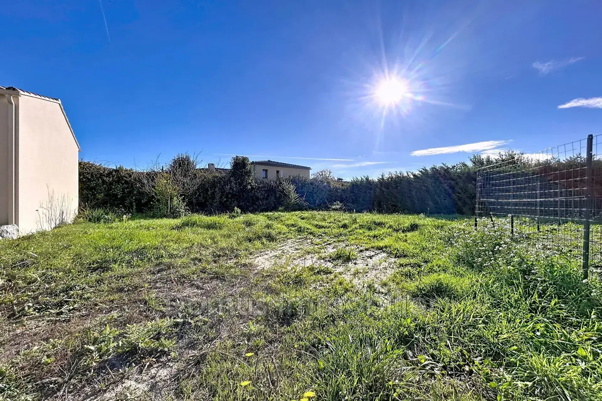 Terrain à bâtir à Le Thor avec permis purgé, environnement calme, constructible et viabilisé