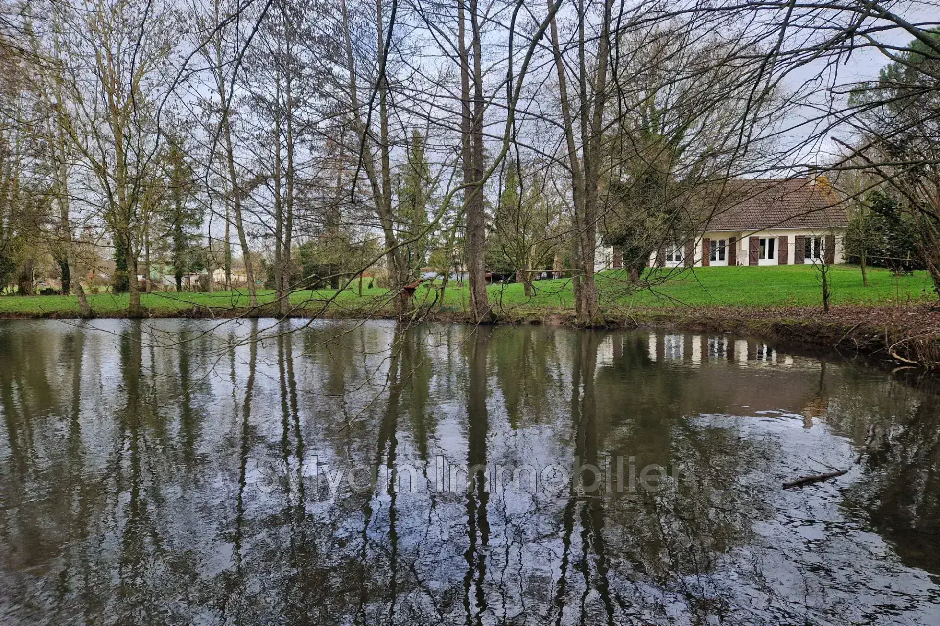 Propriété avec étang, grand terrain et 6 chambres à Gournay en Bray