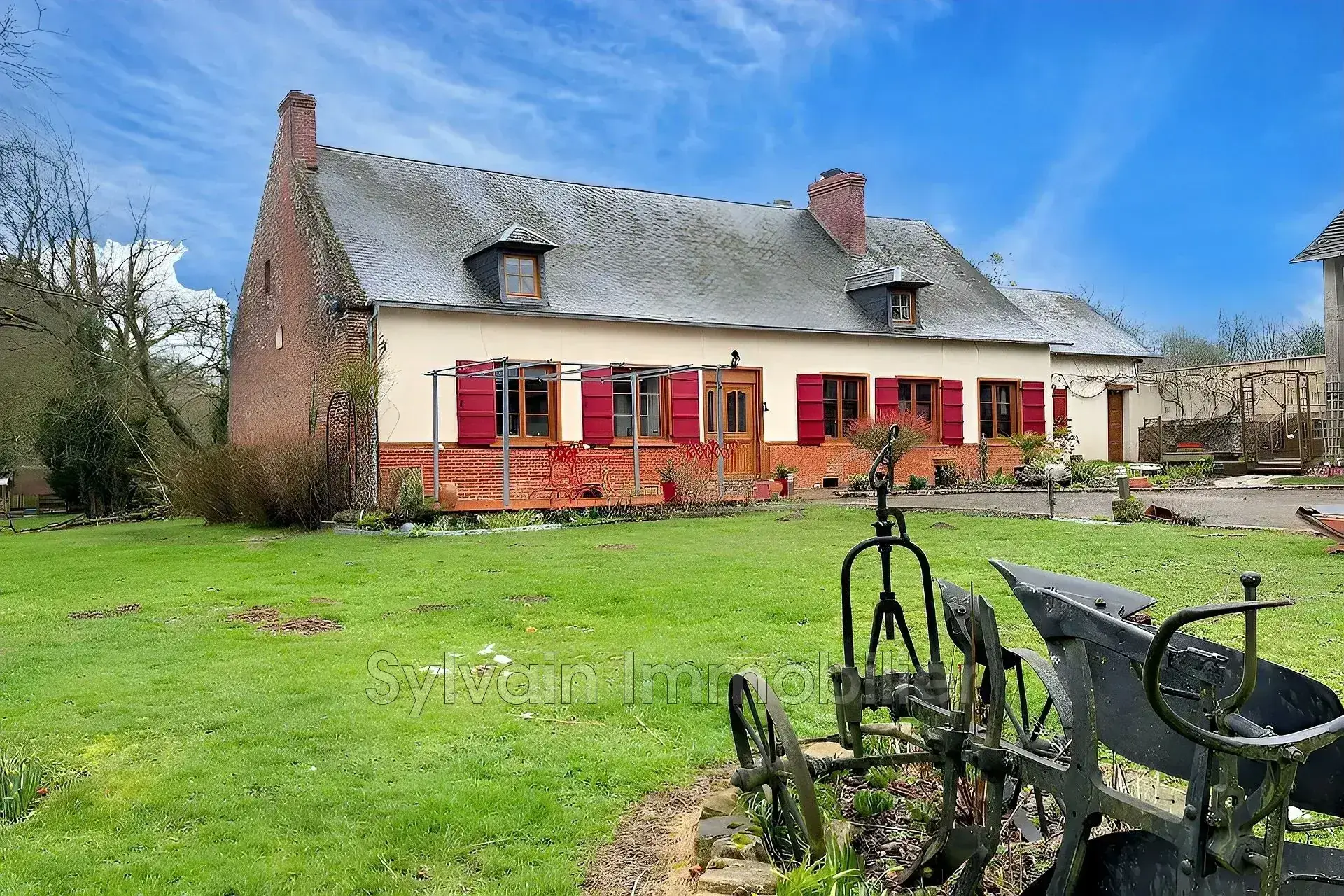 Maison familiale de 196 m² avec dépendances et terrain à Grandvilliers