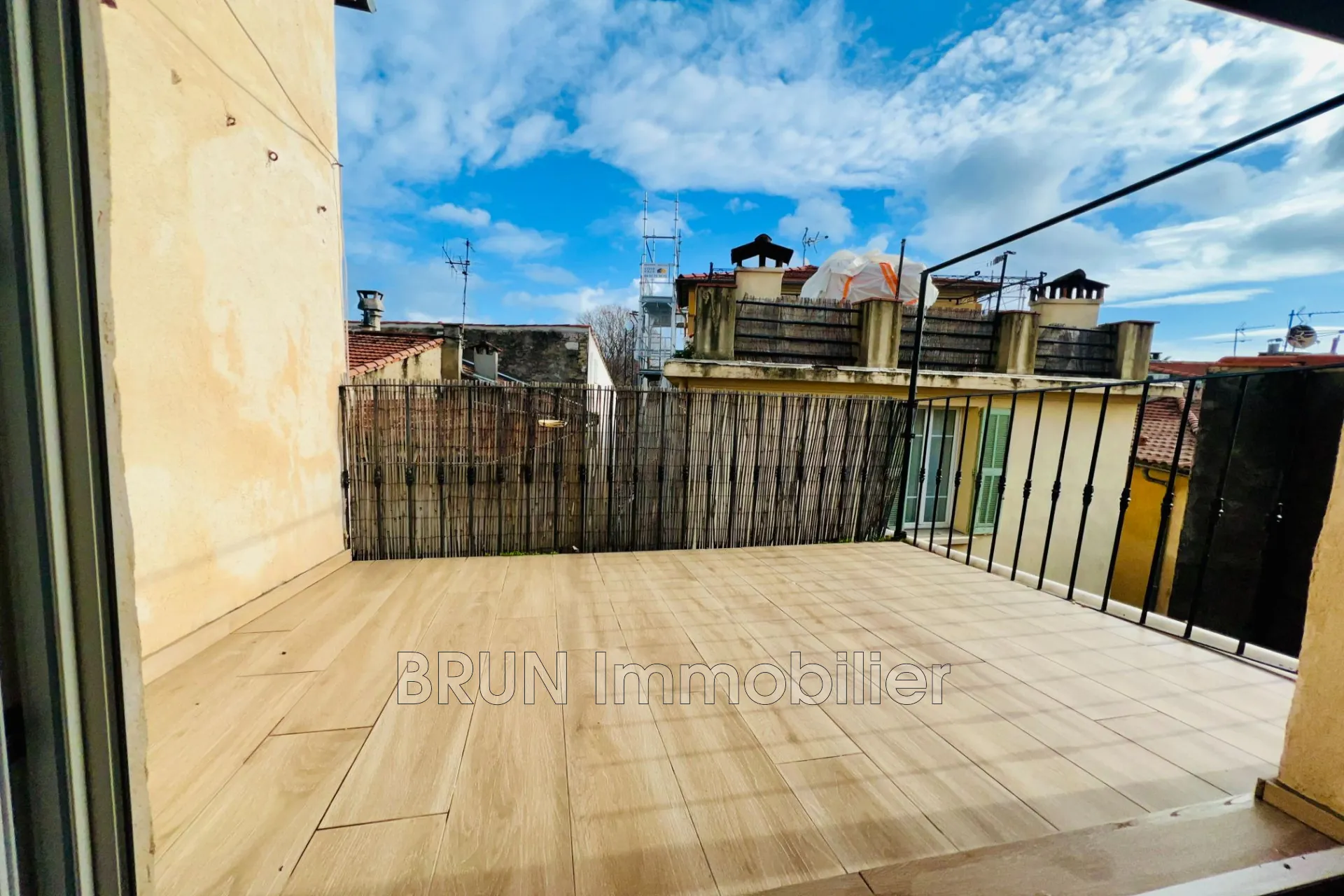 Vente duplex 2 pièces avec terrasse à Antibes, cœur du Vieil Antibes