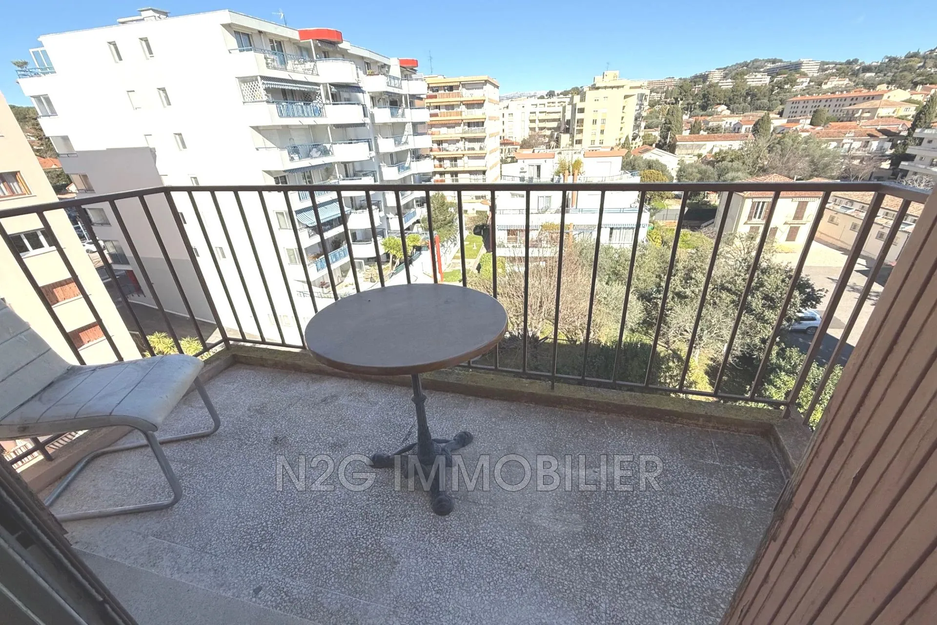 Studio à vendre au Cannet Rocheville avec terrasse, cave et parking privé