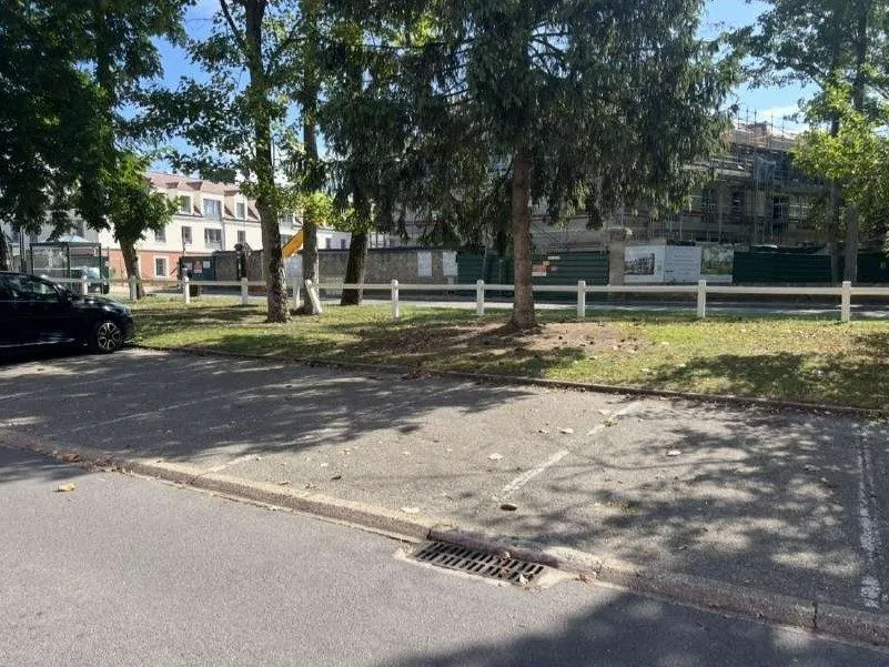 Places de stationnement à vendre à L'Isle-Adam, La Faisanderie — sécurisé et aligné